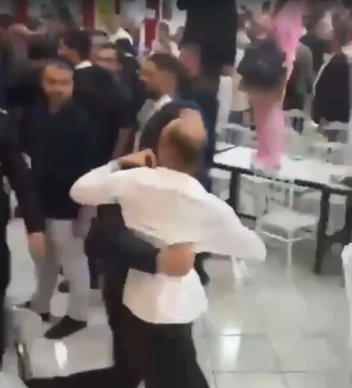 İZMİR’DE YENİ PARTİ BUCA İLÇE BAŞKANLIĞI İÇİN GERÇEKLEŞTİRİLEN ÖN SEÇİMDE, OY SAYIM AŞAMASINDA ADAY DESTEKÇİLERİ ARASINDA ÇIKAN TARTIŞMA KAVGAYA DÖNÜŞTÜ.