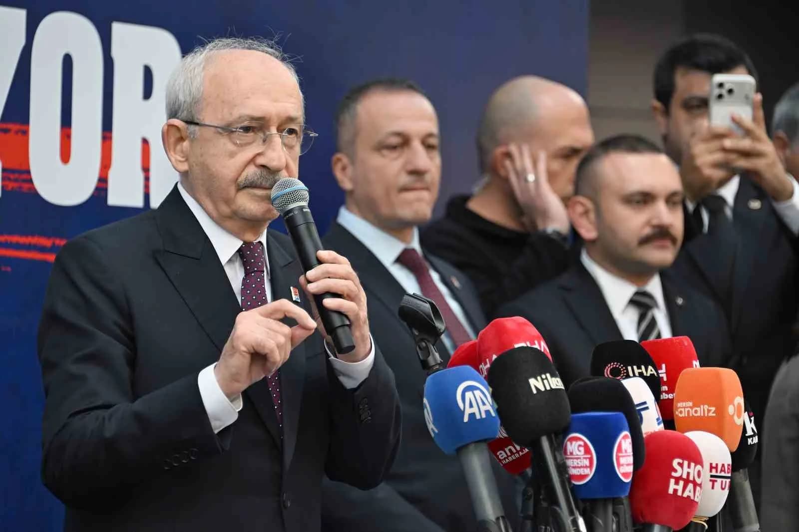 CHP GENEL BAŞKANI KEMAL KILIÇDAROĞLU, MERSİN BÜYÜKŞEHİR BELEDİYESİ ÖNÜNDE TOPLANAN KALABALIĞA HİTAP EDEREK, TUTUKLU BULUNAN MERSİN BÜYÜKŞEHİR BELEDİYE BAŞKANI VAHAP SEÇER’İN SERBEST BIRAKILARAK GÖREVİNE DÖNMESİ ÇAĞRISINDA BULUNDU.