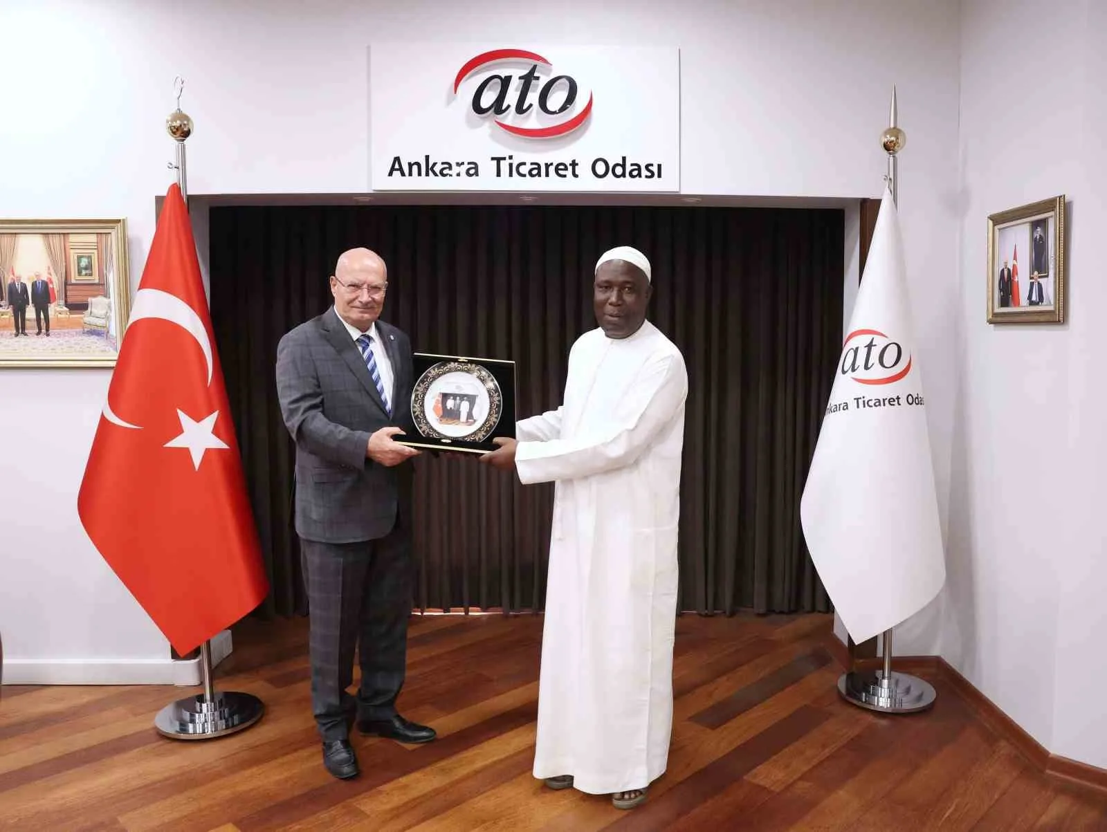 ANKARA TİCARET ODASI (ATO) YÖNETİM KURULU BAŞKANI GÜRSEL BARAN, UGANDA MUKONO BÖLGESİ TİCARET ODASI BAŞKANI JUMA KUTAKULİMUUKİ KALEMA'YA HEDİYE TAKDİM ETTİ