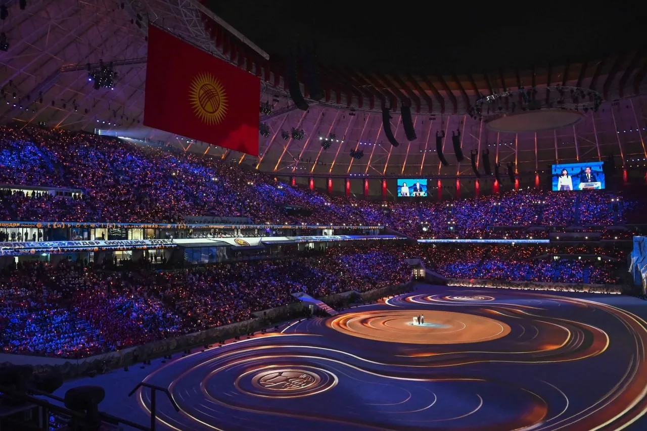 CUMHURBAŞKANI RECEP TAYYİP ERDOĞAN, BİŞKEK ARENA'DA DÜZENLENEN 6. DÜNYA GÖÇEBE OYUNLARI AÇILIŞ TÖRENİ'NDE GEÇİŞ YAPAN TÜRKİYE KORTEJİNİ SELAMLADI.