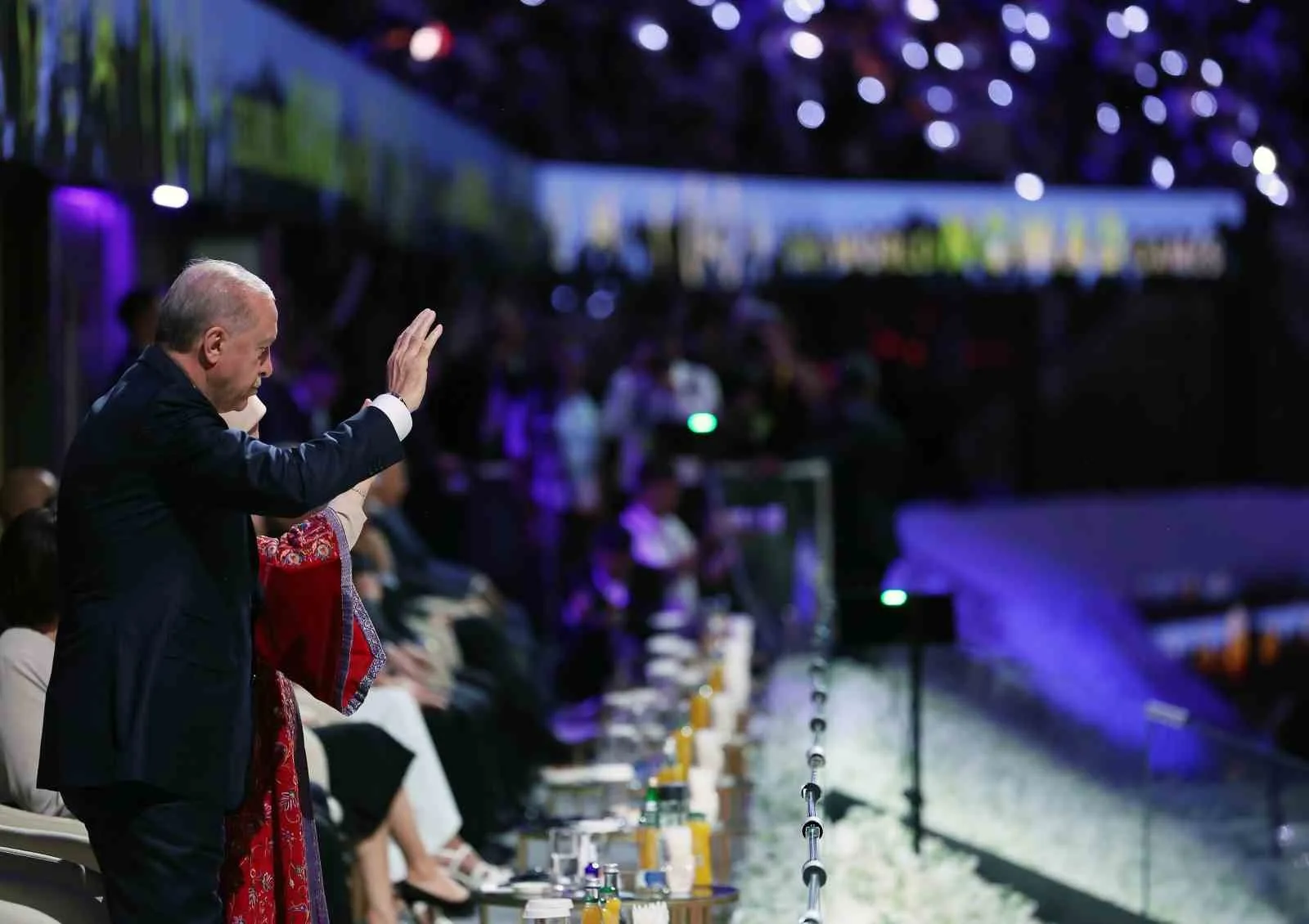 BİŞKEK (İHA) - CUMHURBAŞKANI RECEP TAYYİP ERDOĞAN, BİŞKEK ARENA'DA DÜZENLENEN 6. DÜNYA GÖÇEBE OYUNLARI AÇILIŞ TÖRENİ'NDE GEÇİŞ YAPAN TÜRKİYE KORTEJİNİ SELAMLADI.