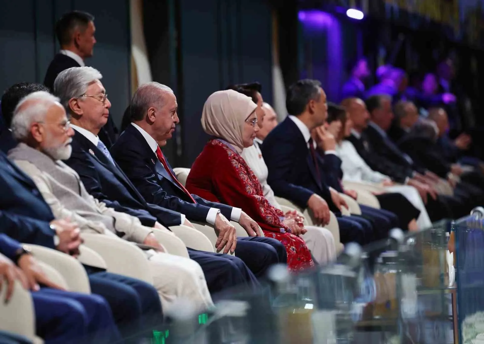 BİŞKEK (İHA) - CUMHURBAŞKANI RECEP TAYYİP ERDOĞAN, BİŞKEK ARENA'DA DÜZENLENEN 6. DÜNYA GÖÇEBE OYUNLARI AÇILIŞ TÖRENİ'NDE GEÇİŞ YAPAN TÜRKİYE KORTEJİNİ SELAMLADI.