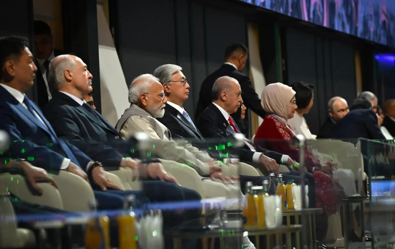 CUMHURBAŞKANI RECEP TAYYİP ERDOĞAN, BİŞKEK ARENA'DA DÜZENLENEN 6. DÜNYA GÖÇEBE OYUNLARI AÇILIŞ TÖRENİ'NDE GEÇİŞ YAPAN TÜRKİYE KORTEJİNİ SELAMLADI.