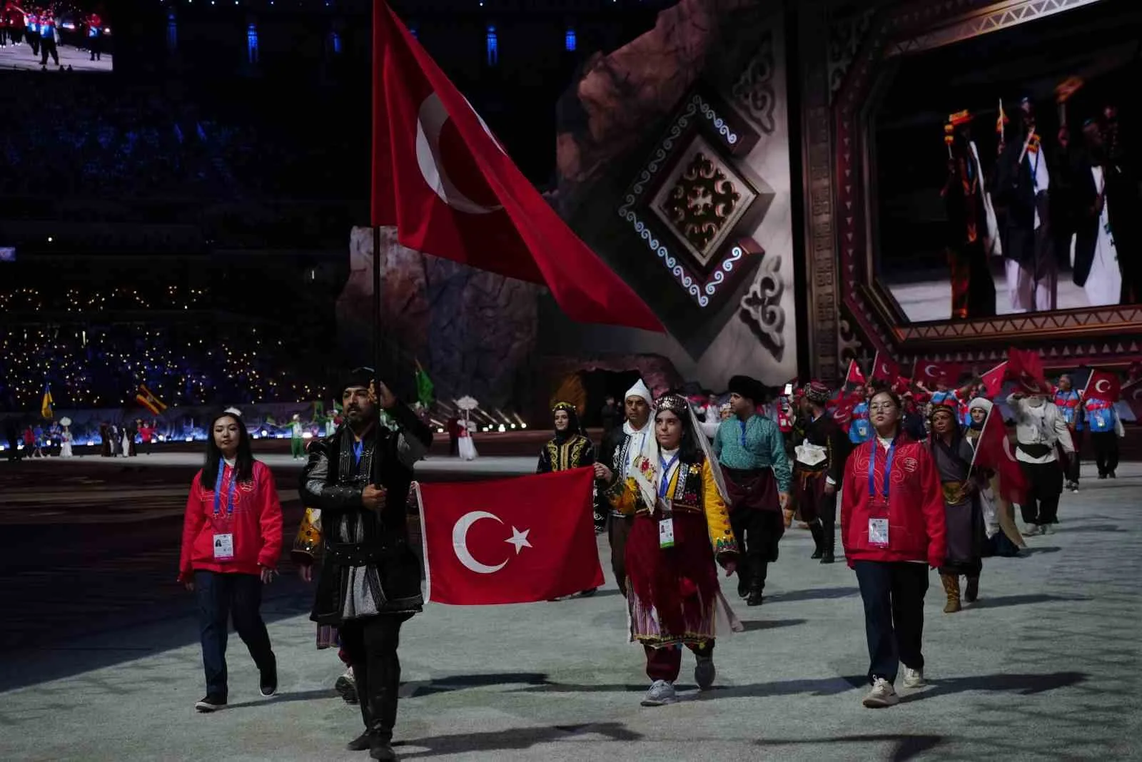 CUMHURBAŞKANI RECEP TAYYİP ERDOĞAN, BİŞKEK ARENA'DA DÜZENLENEN 6. DÜNYA GÖÇEBE OYUNLARI AÇILIŞ TÖRENİ'NDE GEÇİŞ YAPAN TÜRKİYE KORTEJİNİ SELAMLADI.