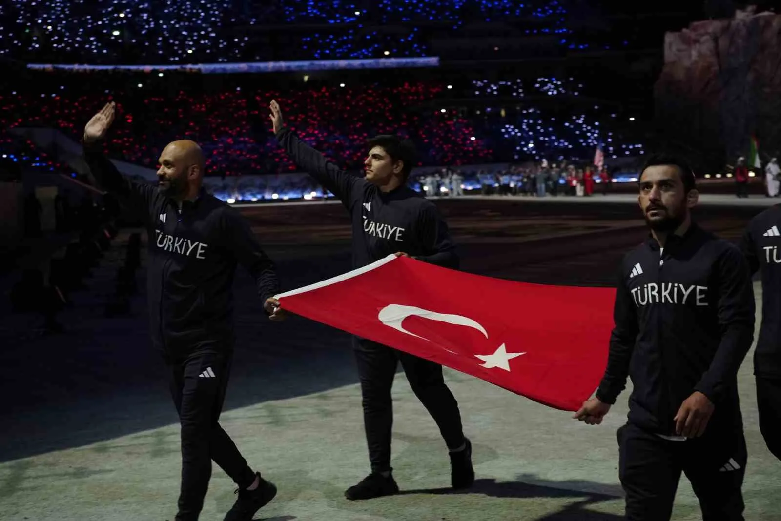 CUMHURBAŞKANI RECEP TAYYİP ERDOĞAN, BİŞKEK ARENA'DA DÜZENLENEN 6. DÜNYA GÖÇEBE OYUNLARI AÇILIŞ TÖRENİ'NDE GEÇİŞ YAPAN TÜRKİYE KORTEJİNİ SELAMLADI.