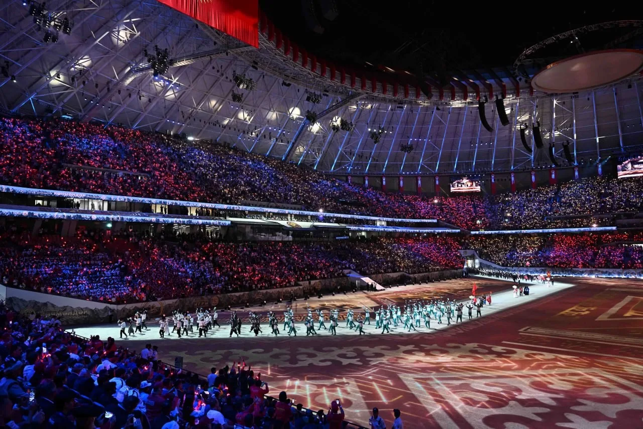 CUMHURBAŞKANI RECEP TAYYİP ERDOĞAN, BİŞKEK ARENA'DA DÜZENLENEN 6. DÜNYA GÖÇEBE OYUNLARI AÇILIŞ TÖRENİ'NDE GEÇİŞ YAPAN TÜRKİYE KORTEJİNİ SELAMLADI.