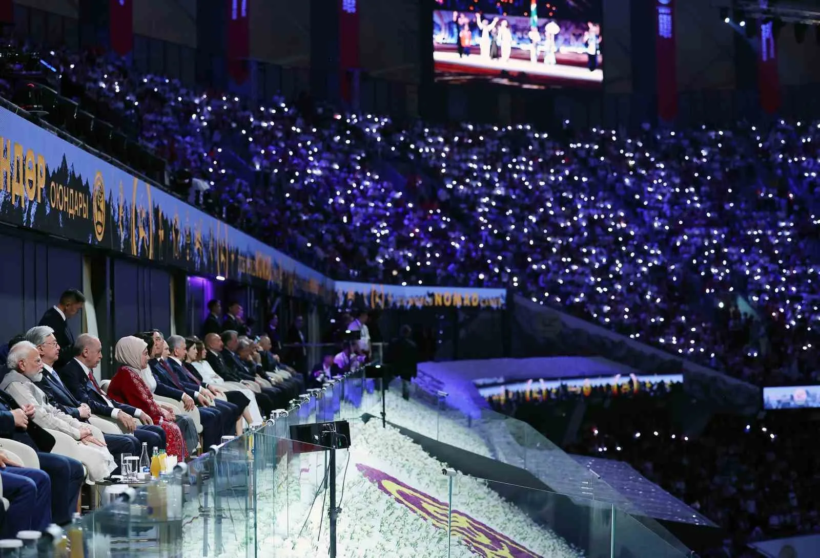 BİŞKEK (İHA) - CUMHURBAŞKANI RECEP TAYYİP ERDOĞAN, BİŞKEK ARENA'DA DÜZENLENEN 6. DÜNYA GÖÇEBE OYUNLARI AÇILIŞ TÖRENİ'NDE GEÇİŞ YAPAN TÜRKİYE KORTEJİNİ SELAMLADI.