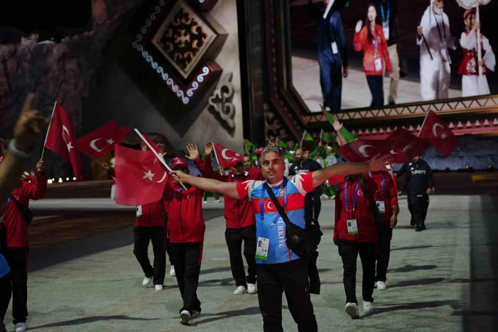CUMHURBAŞKANI RECEP TAYYİP ERDOĞAN, BİŞKEK ARENA'DA DÜZENLENEN 6. DÜNYA GÖÇEBE OYUNLARI AÇILIŞ TÖRENİ'NDE GEÇİŞ YAPAN TÜRKİYE KORTEJİNİ SELAMLADI.