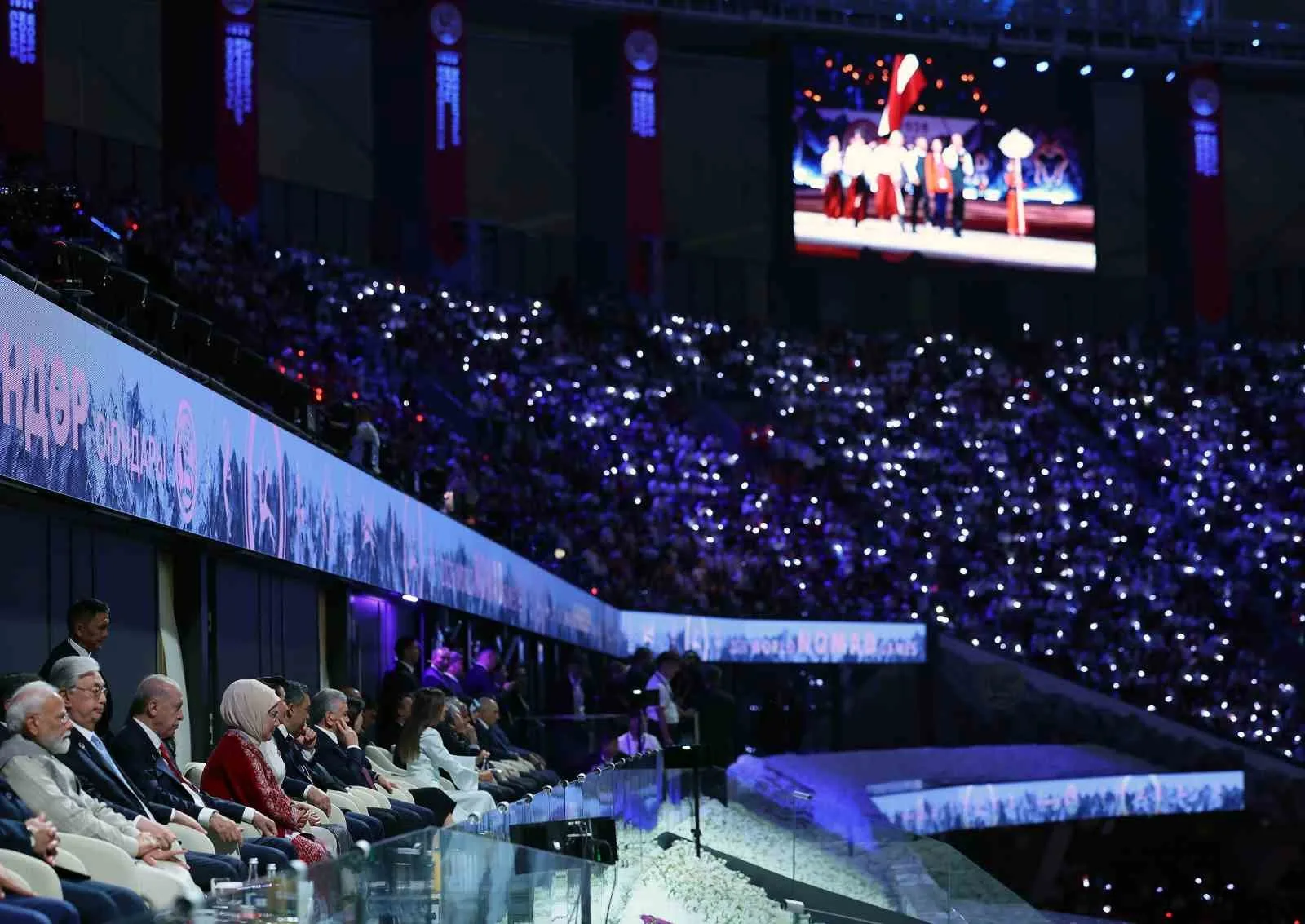 BİŞKEK (İHA) - CUMHURBAŞKANI RECEP TAYYİP ERDOĞAN, BİŞKEK ARENA'DA DÜZENLENEN 6. DÜNYA GÖÇEBE OYUNLARI AÇILIŞ TÖRENİ'NDE GEÇİŞ YAPAN TÜRKİYE KORTEJİNİ SELAMLADI.