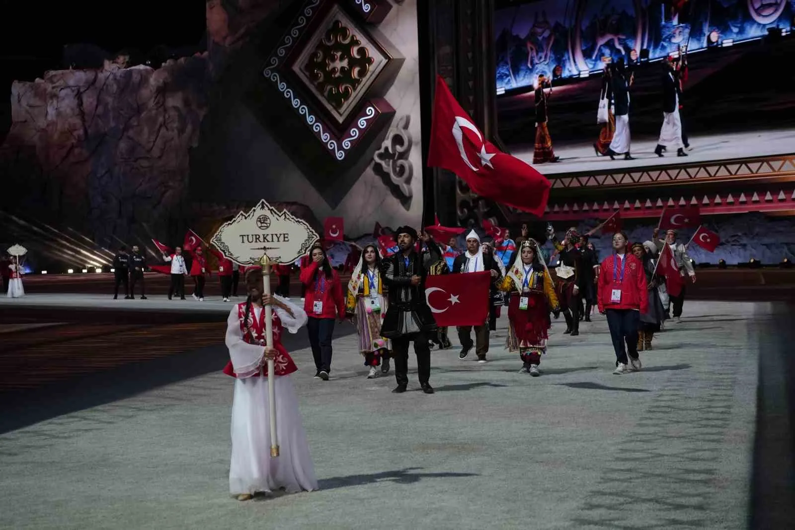 CUMHURBAŞKANI RECEP TAYYİP ERDOĞAN, BİŞKEK ARENA'DA DÜZENLENEN 6. DÜNYA GÖÇEBE OYUNLARI AÇILIŞ TÖRENİ'NDE GEÇİŞ YAPAN TÜRKİYE KORTEJİNİ SELAMLADI.