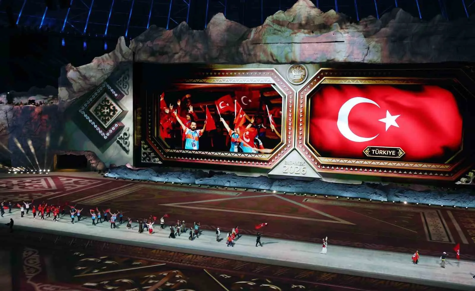 BİŞKEK (İHA) - CUMHURBAŞKANI RECEP TAYYİP ERDOĞAN, BİŞKEK ARENA'DA DÜZENLENEN 6. DÜNYA GÖÇEBE OYUNLARI AÇILIŞ TÖRENİ'NDE GEÇİŞ YAPAN TÜRKİYE KORTEJİNİ SELAMLADI.