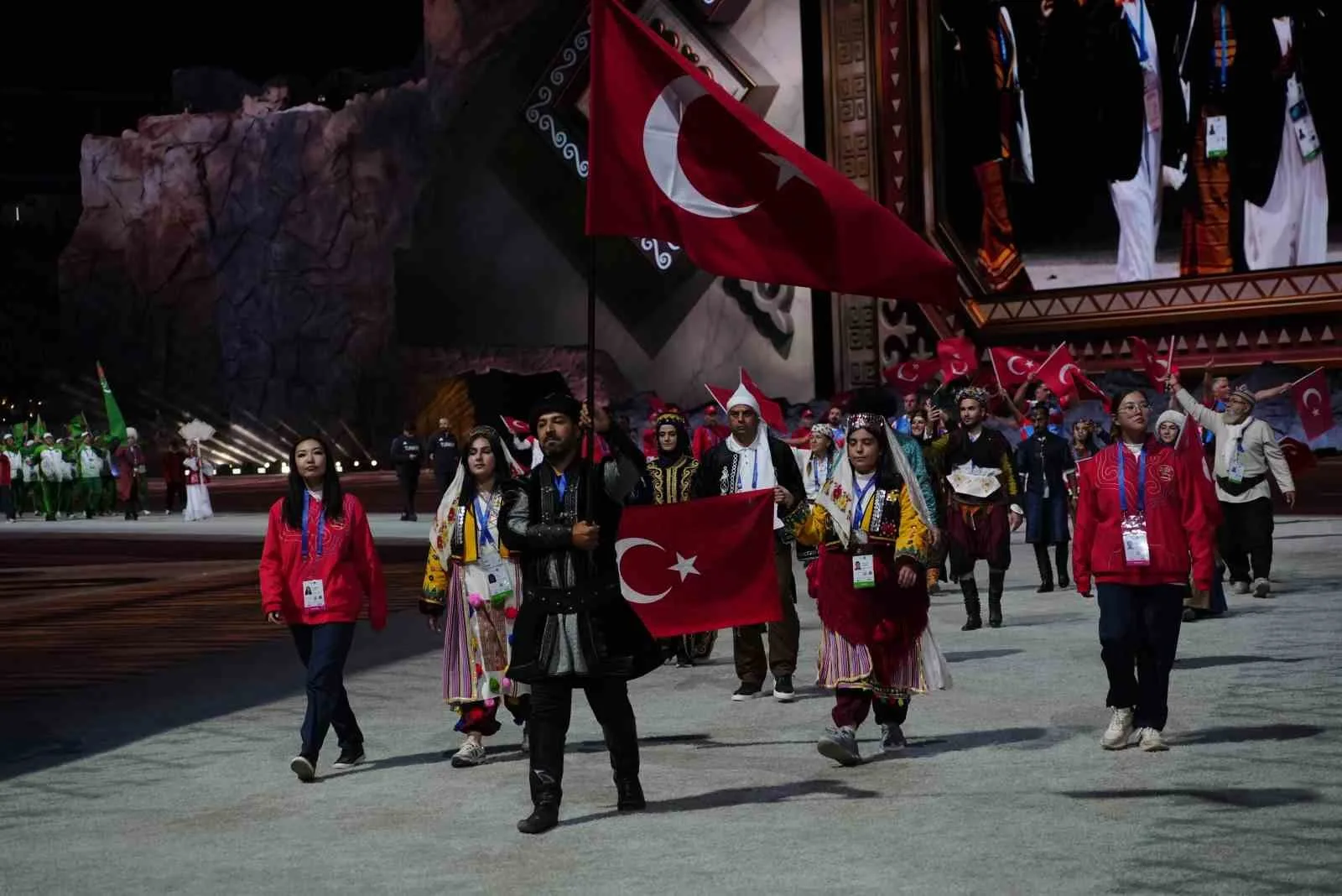 CUMHURBAŞKANI RECEP TAYYİP ERDOĞAN, BİŞKEK ARENA'DA DÜZENLENEN 6. DÜNYA GÖÇEBE OYUNLARI AÇILIŞ TÖRENİ'NDE GEÇİŞ YAPAN TÜRKİYE KORTEJİNİ SELAMLADI.