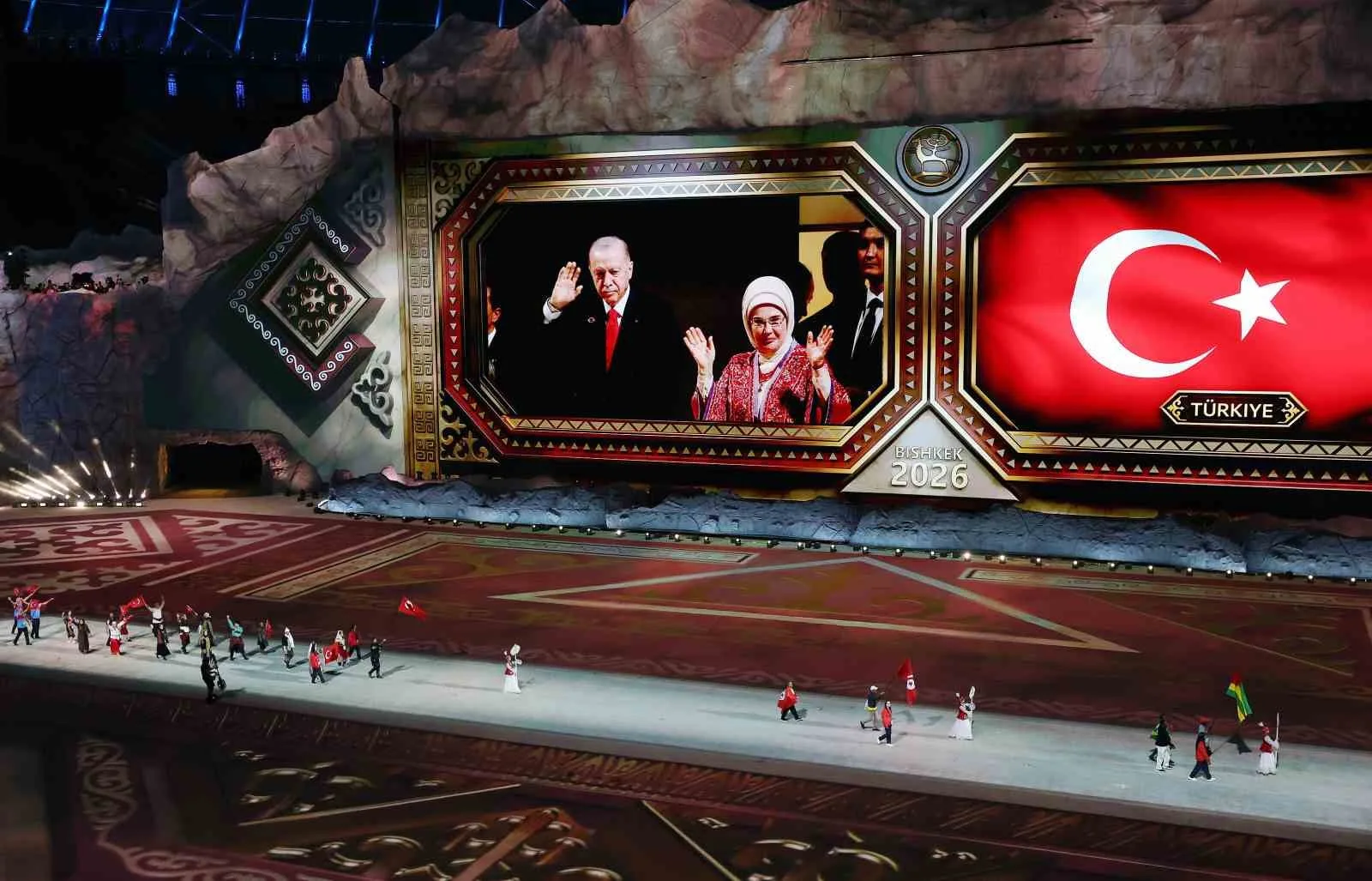 BİŞKEK (İHA) - CUMHURBAŞKANI RECEP TAYYİP ERDOĞAN, BİŞKEK ARENA'DA DÜZENLENEN 6. DÜNYA GÖÇEBE OYUNLARI AÇILIŞ TÖRENİ'NDE GEÇİŞ YAPAN TÜRKİYE KORTEJİNİ SELAMLADI.
