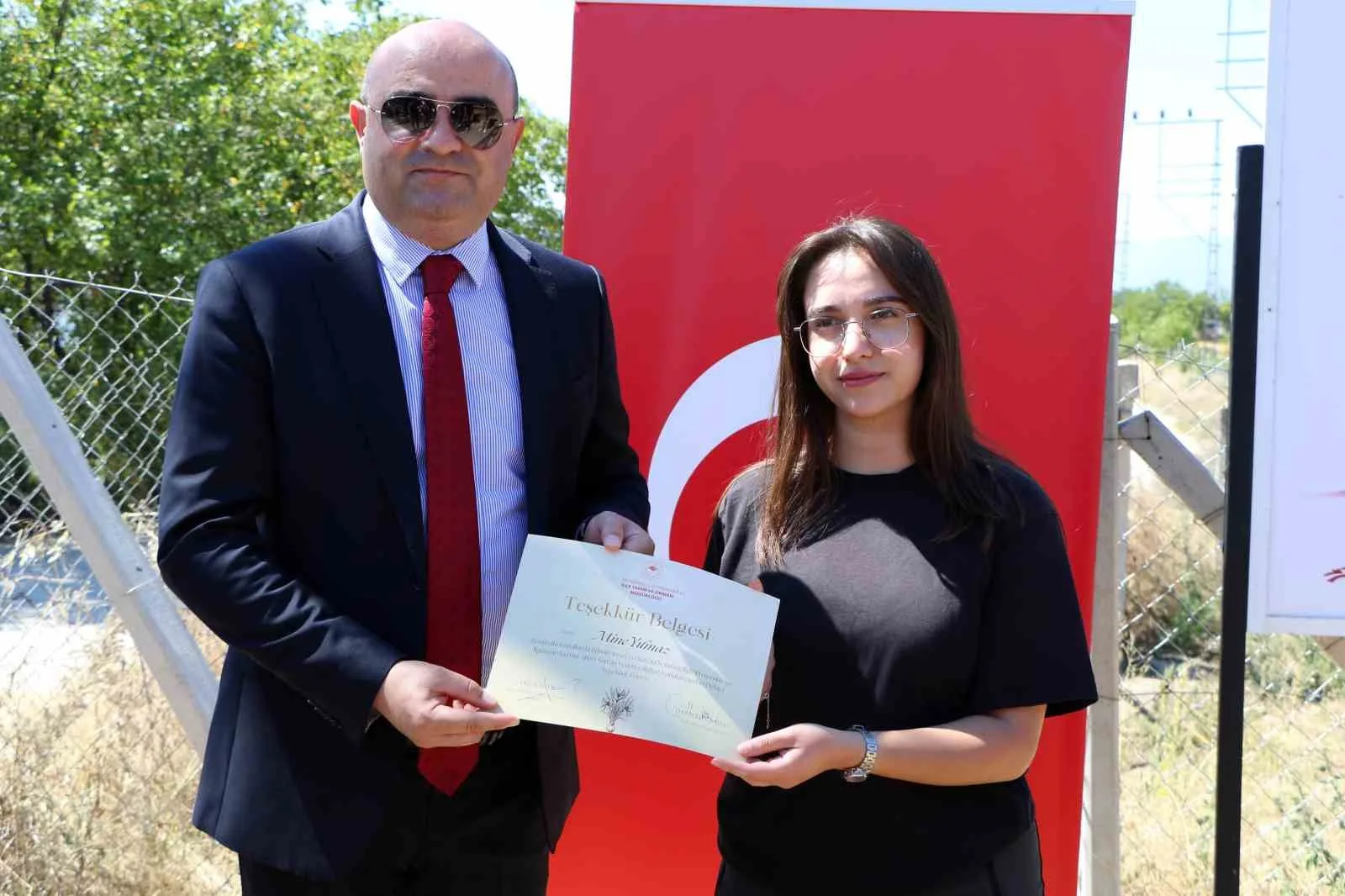 "DÜNYANIN EN PAHALI BAHARATI" OLARAK BİLİNEN SAFRANBOLU SAFRANIN TOPRAK ALTI ZARARLILARDAN KORUNMASI VE ÜRETİMİNİN ARTIRILMASI İÇİN 7 ADET AR-GE PROJESİ GELİŞTİRİLDİ. SAFRANBOLU KAYMAKAMI HAYRETTİN BASKIN, ZİRAAT MÜHENDİSİ MİNE YILMAZ'A, TEŞEKKÜR BELGESİ VERDİ.