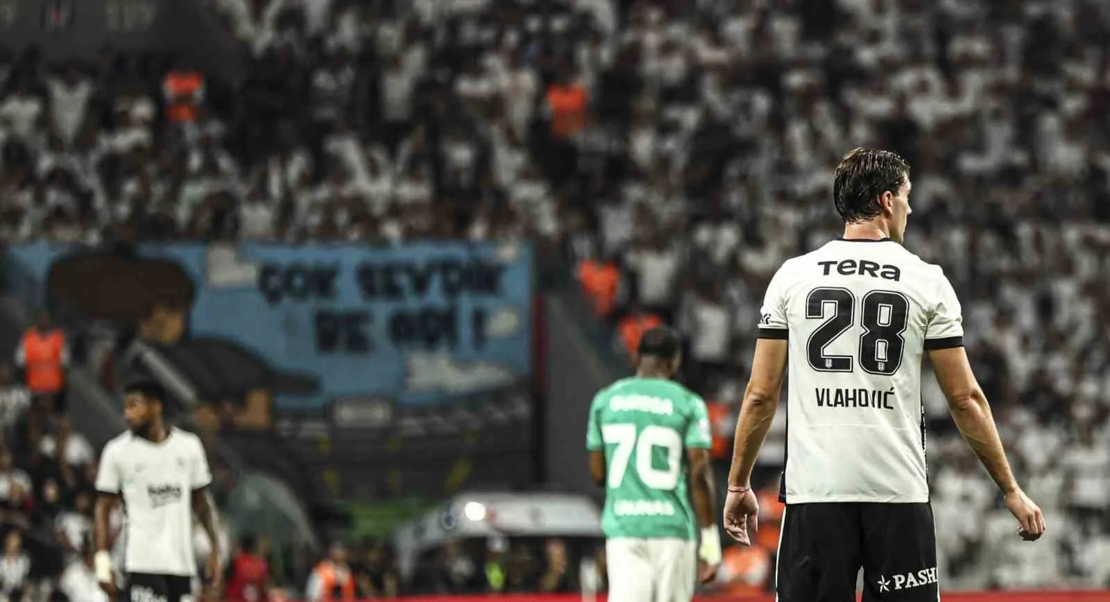 BEŞİKTAŞ’IN YENİ GOLCÜSÜ DUSAN VLAHOVİC, SİYAH-BEYAZLI FORMAYI İLK KEZ KAUNO ZALGİRİS MAÇINDA SIRTINA GEÇİRDİ.