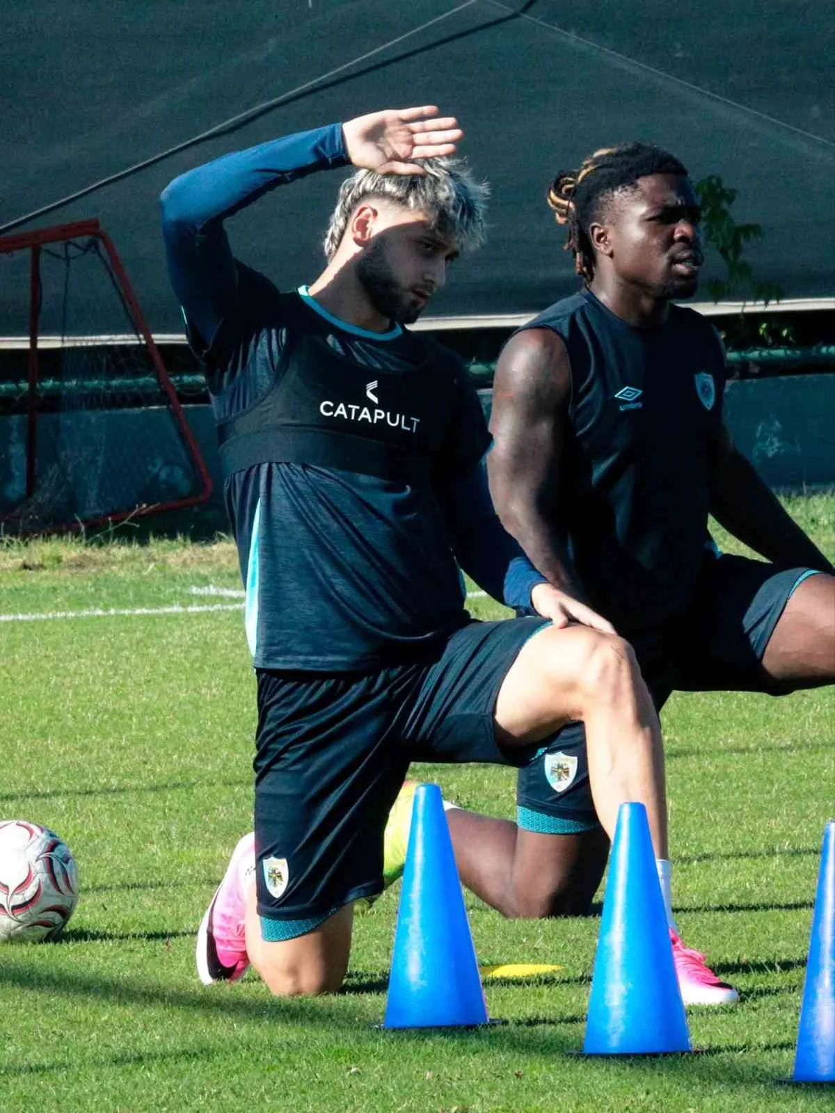 ERZURUMSPOR FK, TRENDYOL SÜPER LİG’İN 3. HAFTASINDA DEPLASMANDA GENÇLERBİRLİĞİ İLE OYNAYACAĞI KARŞILAŞMANIN HAZIRLIKLARINA BAŞLADI. NARİMAN AKHUNDZAZA (SOLDA), FESTY EBOSELE (SAĞDA)