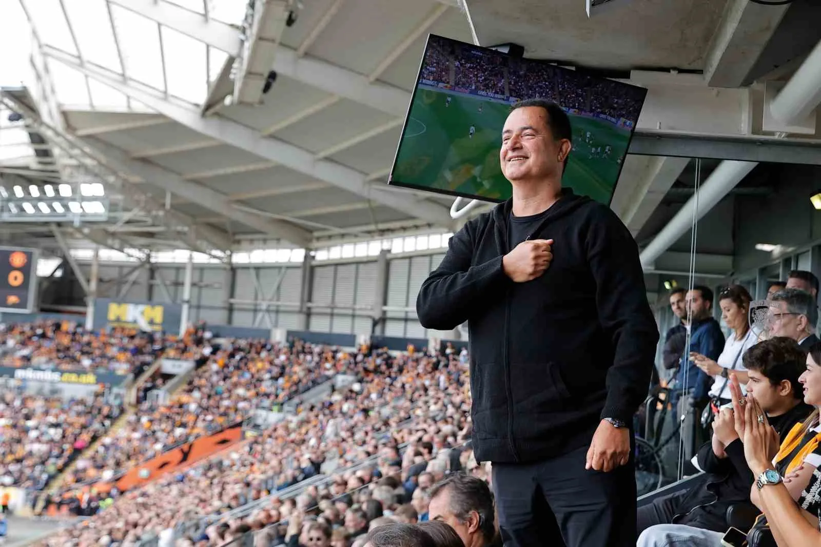 TÜRK İŞ İNSANI ACUN ILICALI’NIN SAHİBİ OLDUĞU HULL CİTY, İNGİLTERE PREMİER LİG’İN İLK HAFTASINDA KONUK ETTİĞİ MANCHESTER UNİTED’I 2-0 MAĞLUP EDEREK SEZONA GALİBİYETLE BAŞLADI.