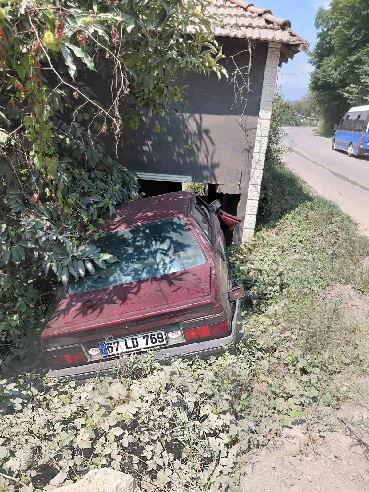 ALAPLI İLÇESİNDE KONTROLDEN ÇIKAN OTOMOBİLİN YOL KENARINDAKİ BOŞ KULÜBEYE ÇARPMASI SONUCU MEYDANA GELEN TRAFİK KAZASINDA 1 KİŞİ YARALANDI