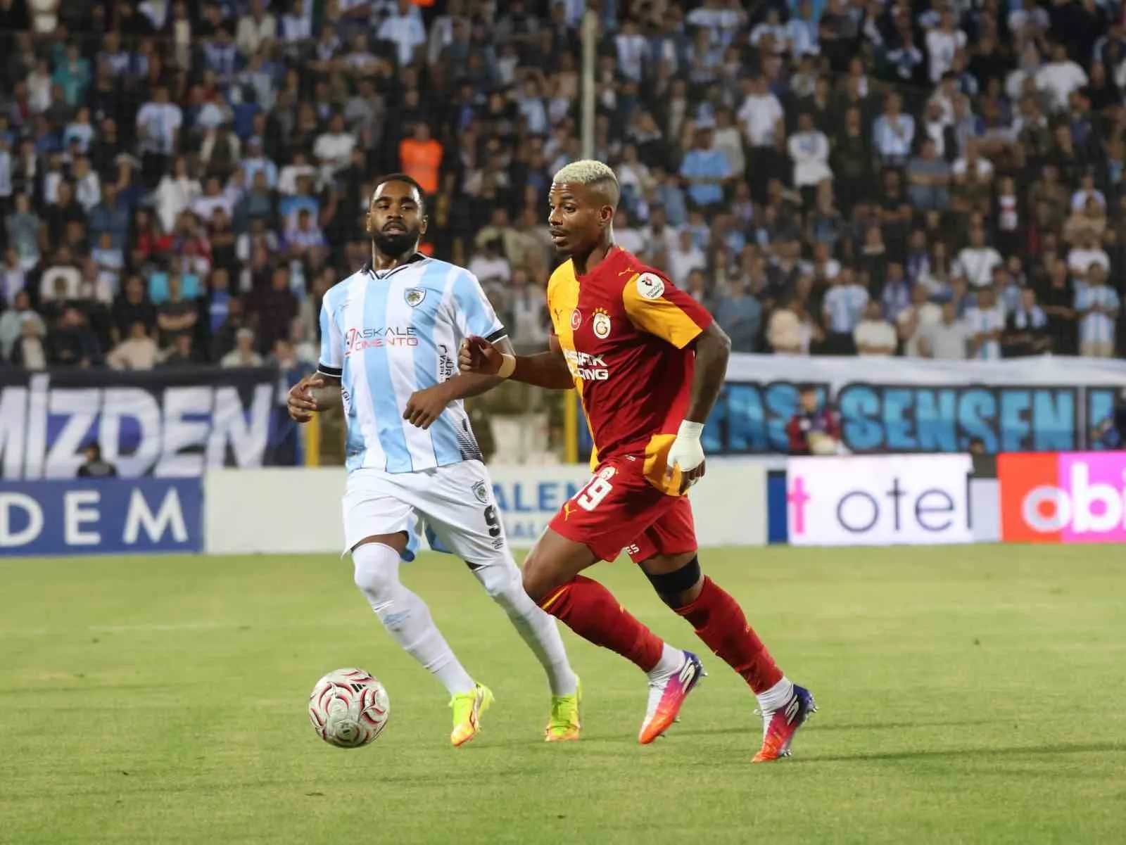TRENDYOL SÜPER LİG’İN 2. HAFTA AÇILIŞ MAÇINDA ERZURUMSPOR FK, SAHASINDA GALATASARAY İLE KARŞI KARŞIYA GELİYOR. MÜCADELENİN İLK YARISI SARI-KIRMIZILI EKİBİN 3-0 ÜSTÜNLÜĞÜYLE SONA ERDİ.