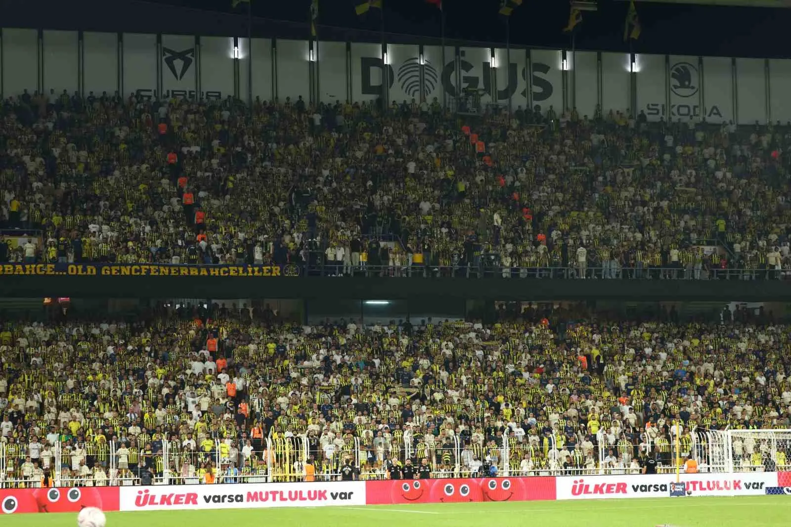 TRENDYOL SÜPER LİG'İN 2. HAFTASINDA FENERBAHÇE, EVİNDE KONYASPOR İLE KARŞILAŞIYOR. MÜCADELENİN 15 DAKİKASI 1-1 EŞİTLİKLE GEÇİLDİ.