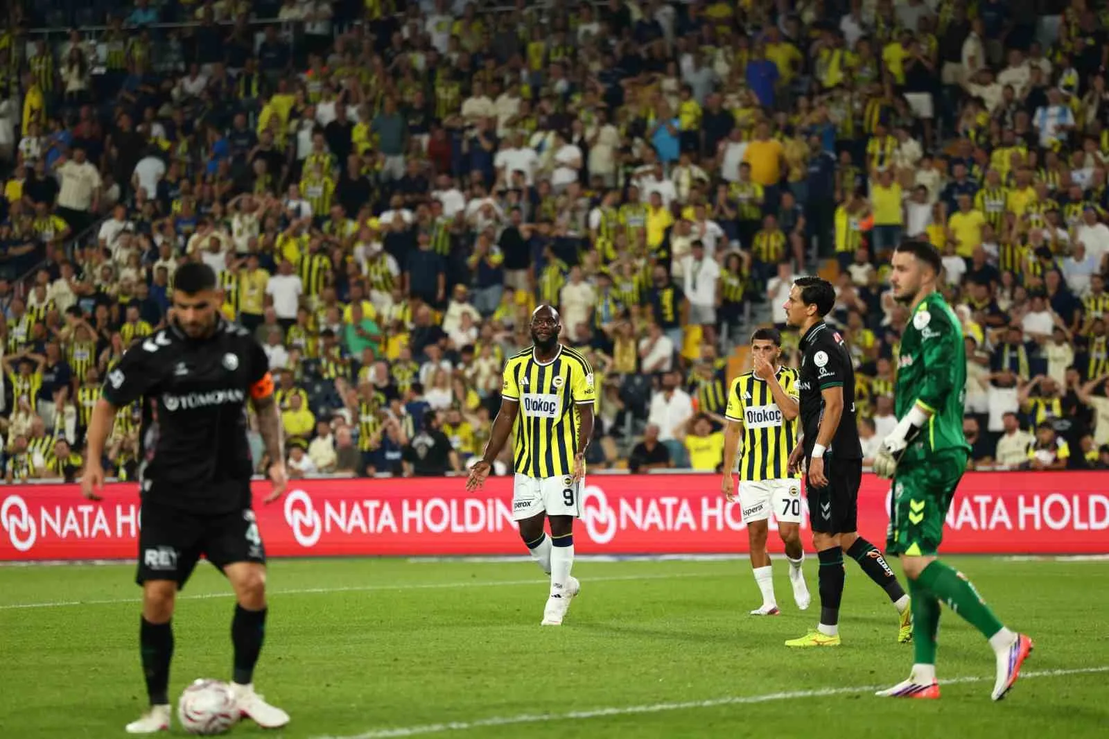 TRENDYOL SÜPER LİG'İN 2. HAFTASINDA FENERBAHÇE, EVİNDE KARŞILAŞTIĞI KONYASPOR'U 4-2 MAĞLUP ETTİ.