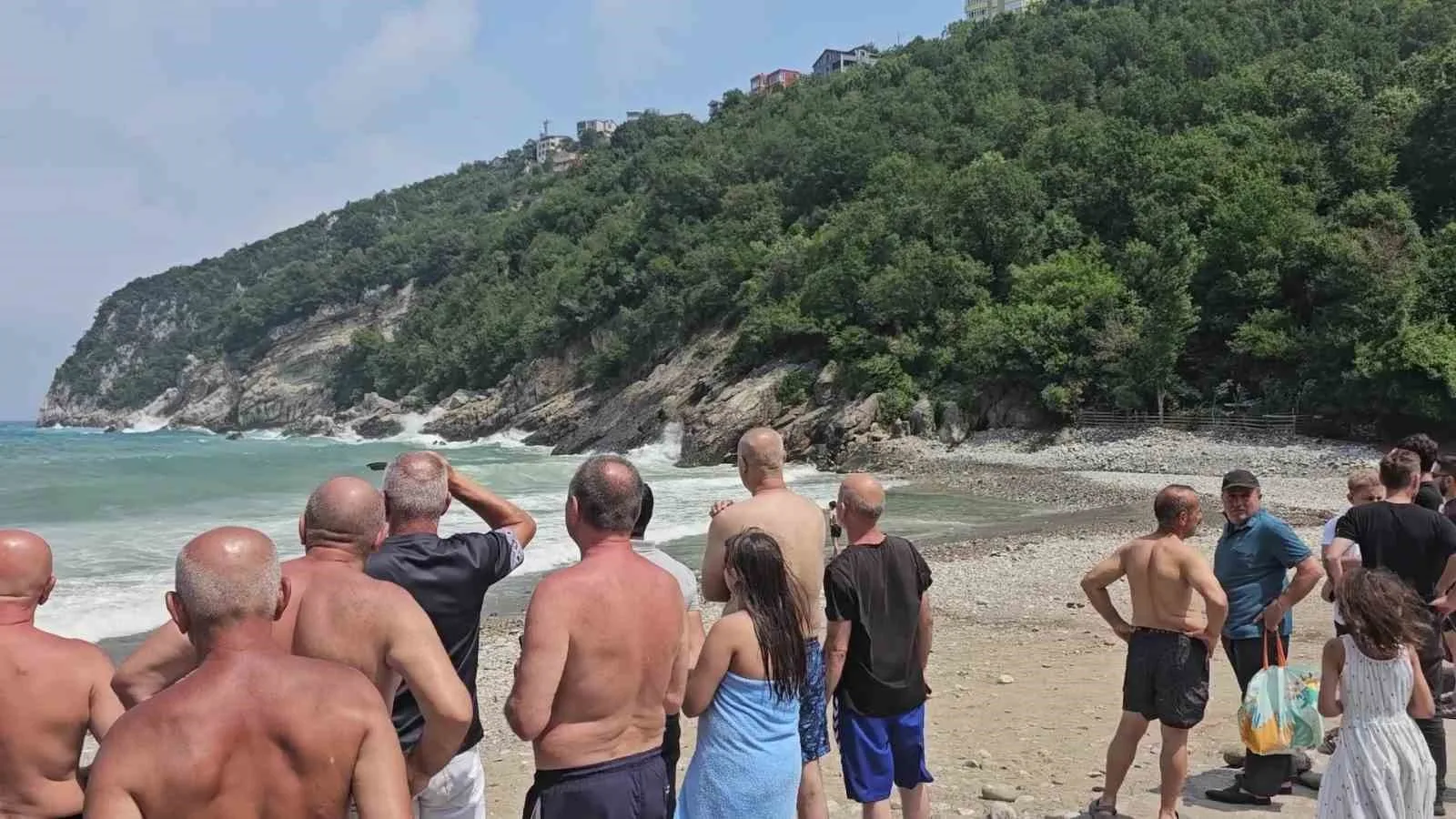 ZONGULDAK'TA 7 KİŞİ GİRDİKLERİ DENİZDE ŞİDDETLİ DALGA SEBEBİYLE ZOR ANLAR YAŞADI. KAYALIKLARA TIRMANANLAR İTFAİYE EKİPLERİNCE KURTARILIRKEN, DENİZDE OLDUĞU FARK EDİLEN BİR KİŞİ SAHİL GÜVENLİK BOTUNA ALINDI. SUP ÜSTÜNDEKİ İKİ KİŞİ İSE KÜREK ÇEKEREK GÜÇLÜKLE KIYIYA ULAŞTI.