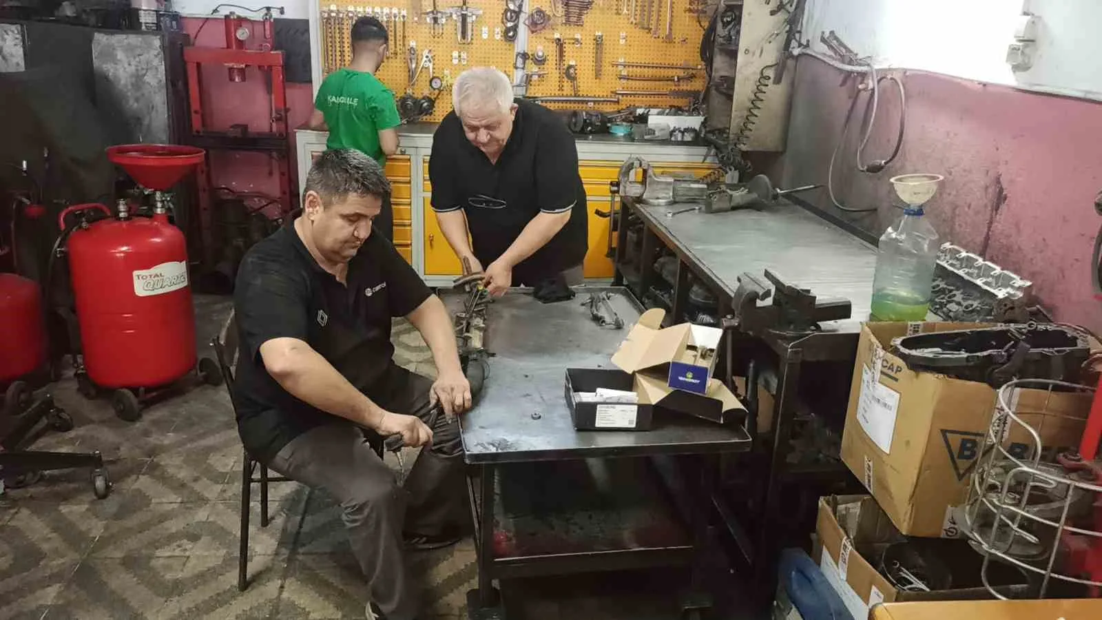 ZONGULDAK'IN DEVREK İLÇESİNDE 12 YAŞINDA ÇIRAK OLARAK BAŞLADIĞI SANAYİ SİTESİNDE 22 YAŞINDA İLK DÜKKANINI AÇAN 67 YAŞINDAKİ HİDAYET KIŞLALI, 45 YILDA 20'DEN FAZLA USTA YETİŞTİRDİ. KIŞLALI, 39. AHİLİK HAFTASI'NDA YILIN AHİSİ SEÇİLMENİN GURURUNU YAŞADI.
