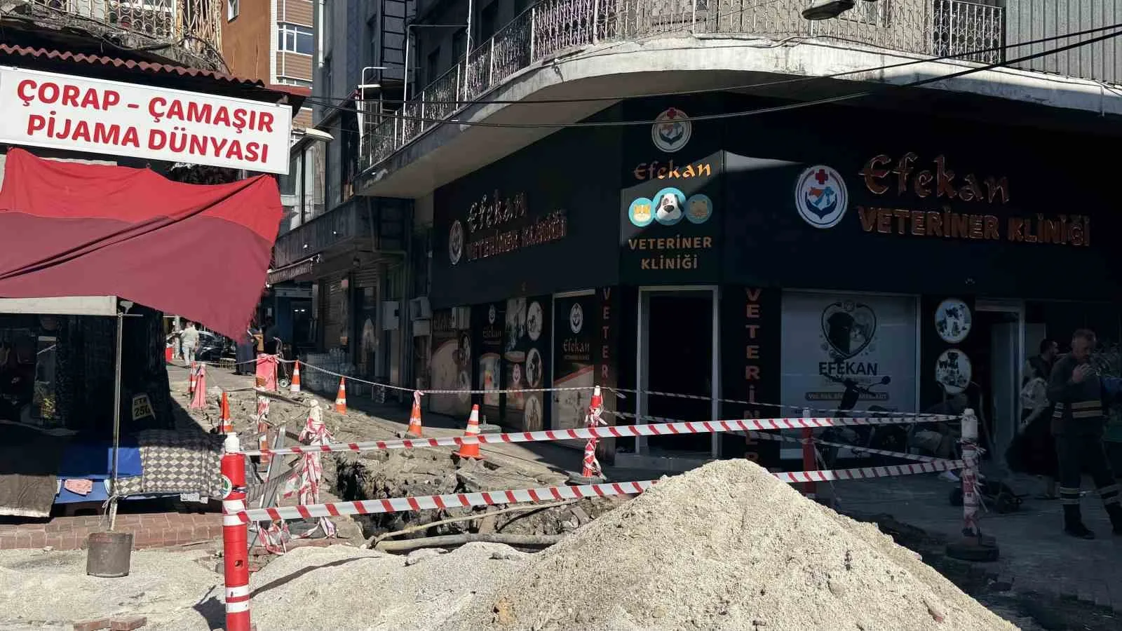 ZONGULDAK(İHA)-ZONGULDAK’TA MİTHATPAŞA MAHALLESİNDE 15 GÜNDÜR KAPATILMAYAN ÇUKUR ESNAFI CANINDAN BEZDİRDİ.