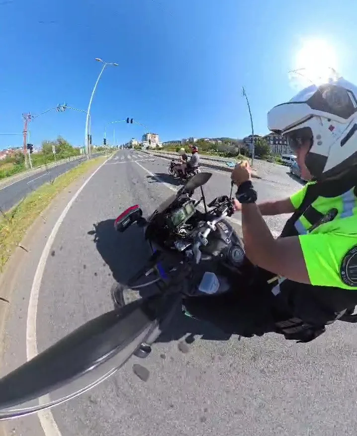 ZONGULDAK’IN EREĞLİ İLÇESİNDE TRAFİK EKİPLERİNİN "DUR" İHTARINA UYMAYARAK KAÇAN MOTOSİKLET SÜRÜCÜSÜ, YAKLAŞIK 20 DAKİKA SÜREN KOVALAMACANIN ARDINDAN YAKALANDI. SÜRÜCÜYE ÇEŞİTLİ TRAFİK İHLALLERİ NEDENİYLE TOPLAM 390 BİN TL PARA CEZASI UYGULANDI.