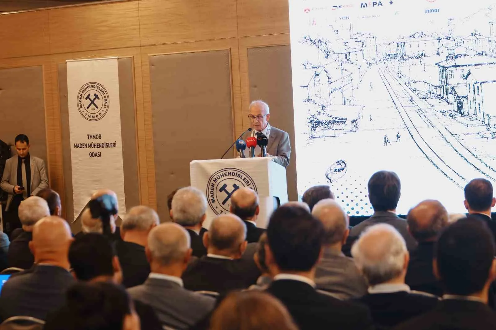 KONGRE YÜRÜTME KURULU BAŞKANI NEVZAT ÜNLÜ, YAPTIĞI KONUŞMADA FOSİL YAKITLARIN GÜNÜMÜZ EKONOMİLERİNDEKİ KRİTİK ROLÜNE DİKKAT ÇEKTİ.