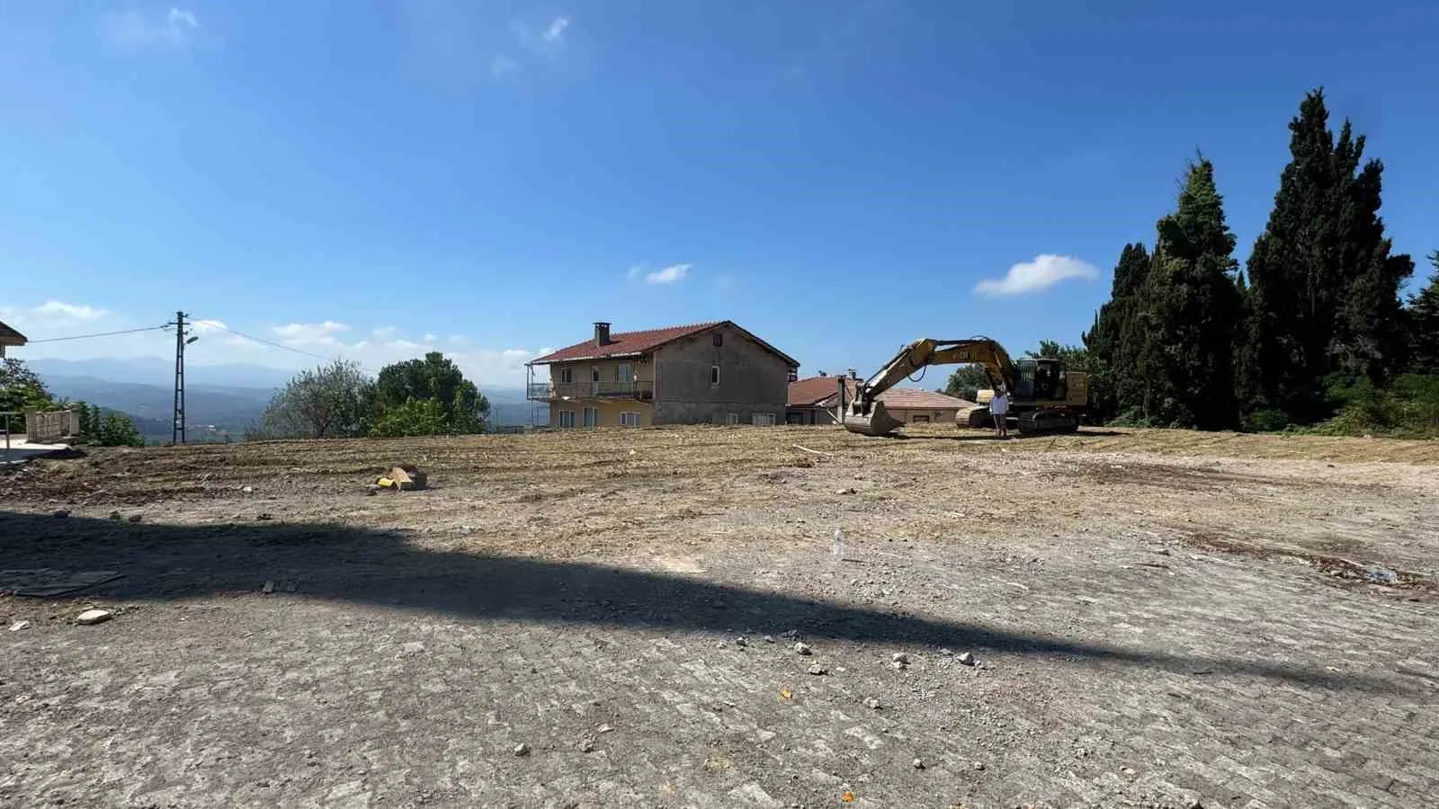 ZONGULDAK (İHA) - ZONGULDAK’IN ALAPLI İLÇESİNE BAĞLI BÜYÜK TEKKE KÖYÜ’NDE 7 YIL ÖNCE EĞİTİM-ÖĞRETİME KAPATILAN İLK VE ORTAOKULU BİNASI, YAPILAN İNCELEMELERİN ARDINDAN YIKILDI.