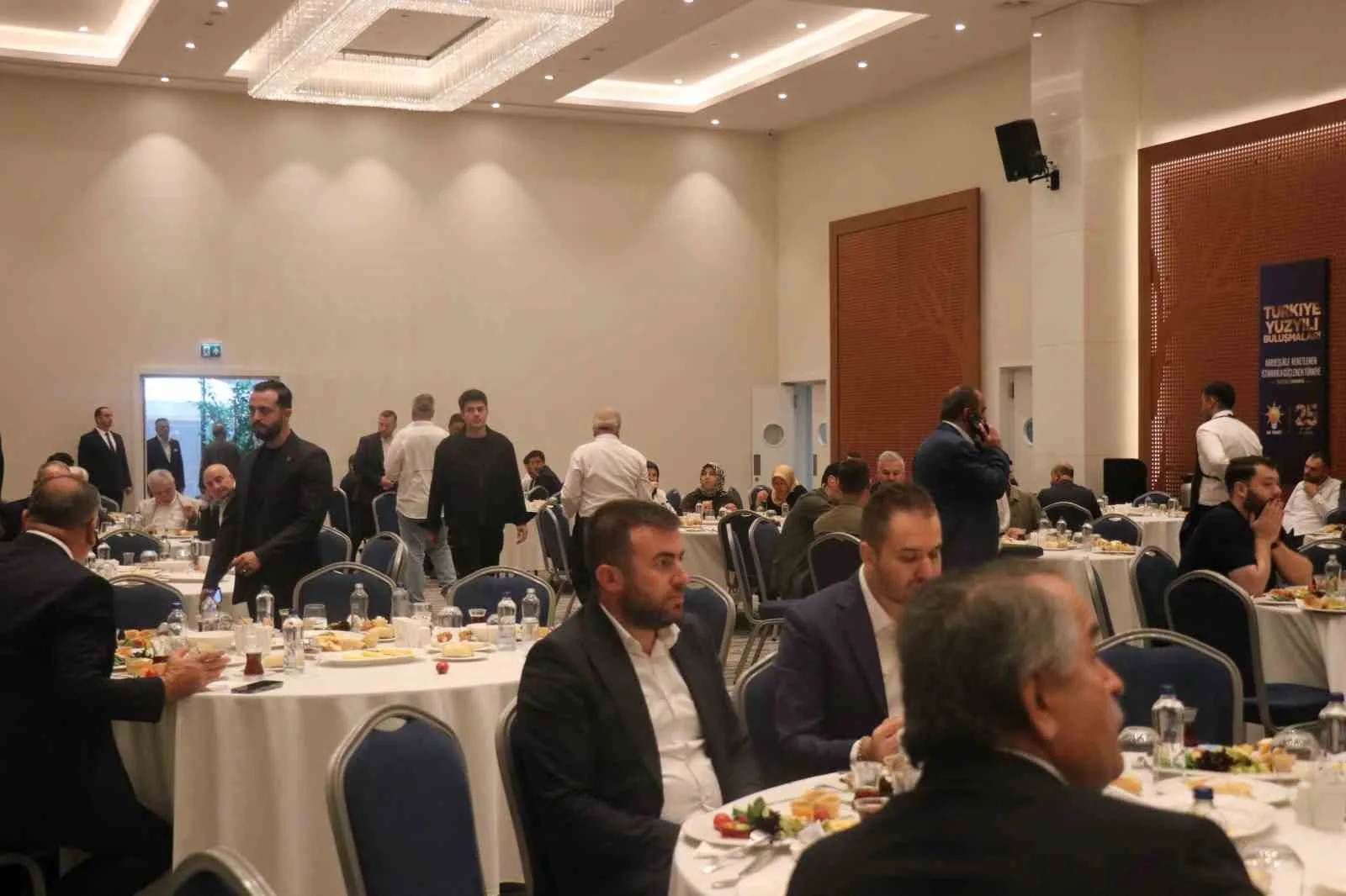 ABDÜLHAMİT GÜL TEŞKİLAT MENSUPLARI İLE KAHVALTI PROGRAMINDA BİR ARAYA GELDİ