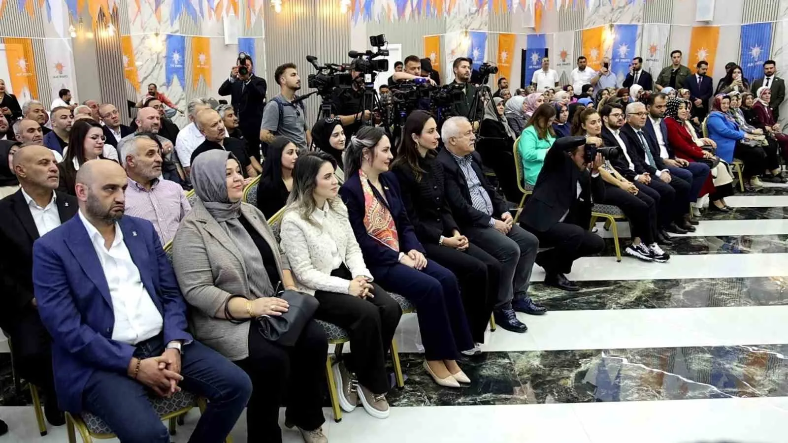 AK PARTİ GENEL BAŞKAN YARDIMCISI, TÜRK DEVLETLERİ İLE İLİŞKİLER BAŞKANI VE ANKARA MİLLETVEKİLİ PROF. DR. KÜRŞAD ZORLU, MKYK ÜYELERİ VE MİLLETVEKİLLERİNDEN OLUŞAN HEYETLE SİVAS’TA BİR DİZİ PROGRAMA KATILDI.