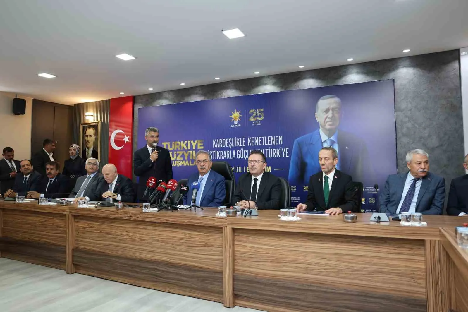 ERZURUM'DA, TÜRKİYE YÜZYILI BULUŞMALARI KAPSAMINDA DÜZENLENEN "KARDEŞLİKLE KENETLENEN, İSTİKRARLA GÜÇLENEN TÜRKİYE" PROGRAMI ÇERÇEVESİNDE, AK PARTİ İL BAŞKANLIĞI BİNASINDA AK PARTİ GENEL BAŞKAN YARDIMCISI VE SİYASİ VE HUKUKİ İŞLER BAŞKANI HAYATİ YAZICI’NIN KATILIMIYLA BASIN TOPLANTISI DÜZENLENDİ.