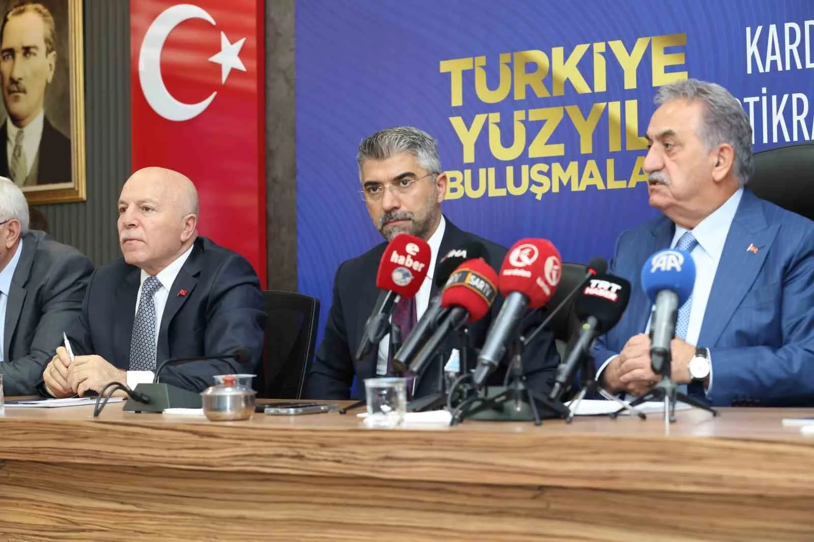 ERZURUM'DA, TÜRKİYE YÜZYILI BULUŞMALARI KAPSAMINDA DÜZENLENEN "KARDEŞLİKLE KENETLENEN, İSTİKRARLA GÜÇLENEN TÜRKİYE" PROGRAMI ÇERÇEVESİNDE, AK PARTİ İL BAŞKANLIĞI BİNASINDA AK PARTİ GENEL BAŞKAN YARDIMCISI VE SİYASİ VE HUKUKİ İŞLER BAŞKANI HAYATİ YAZICI’NIN KATILIMIYLA BASIN TOPLANTISI DÜZENLENDİ.