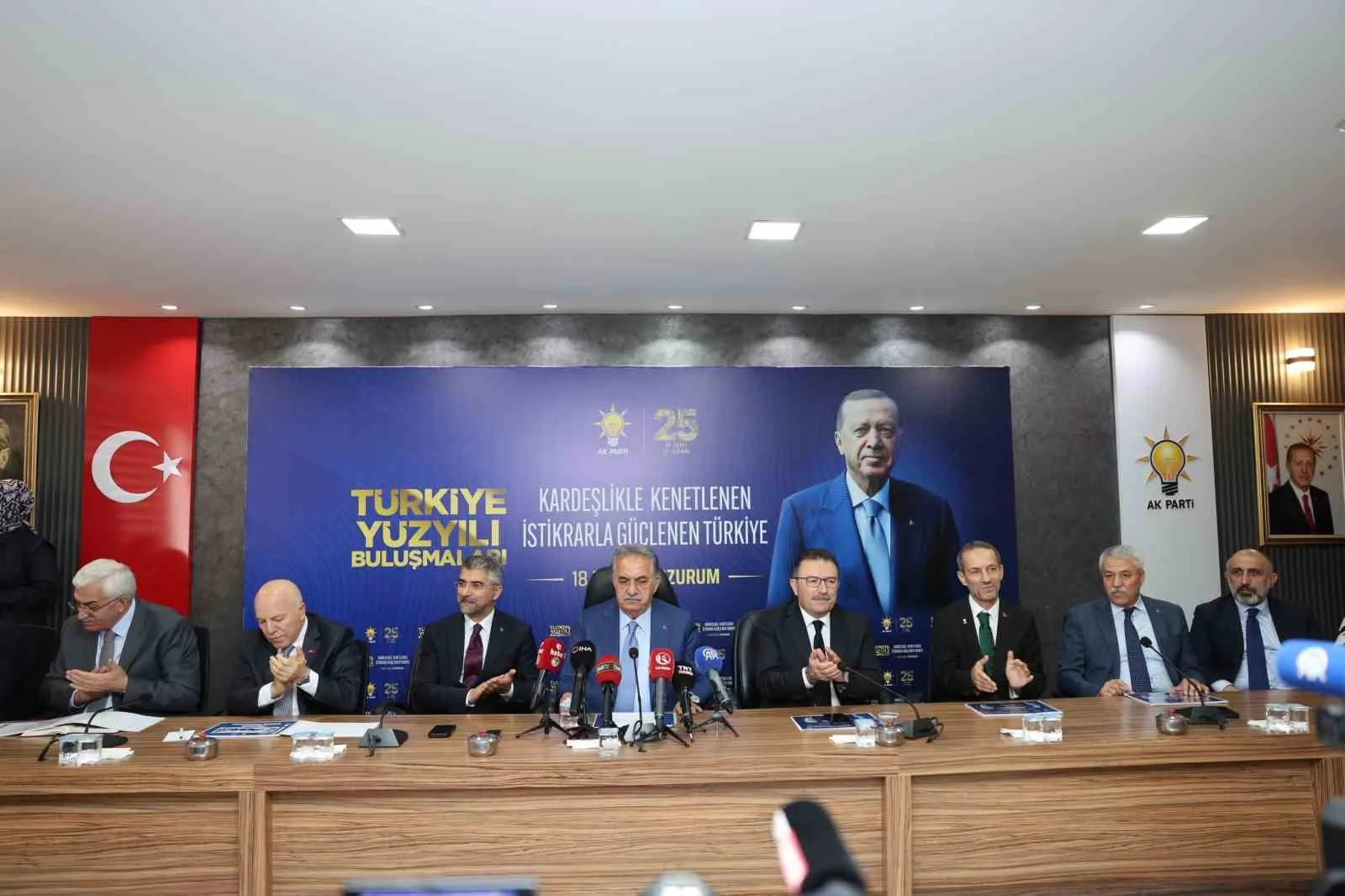 ERZURUM'DA, TÜRKİYE YÜZYILI BULUŞMALARI KAPSAMINDA DÜZENLENEN "KARDEŞLİKLE KENETLENEN, İSTİKRARLA GÜÇLENEN TÜRKİYE" PROGRAMI ÇERÇEVESİNDE, AK PARTİ İL BAŞKANLIĞI BİNASINDA AK PARTİ GENEL BAŞKAN YARDIMCISI VE SİYASİ VE HUKUKİ İŞLER BAŞKANI HAYATİ YAZICI’NIN KATILIMIYLA BASIN TOPLANTISI DÜZENLENDİ.