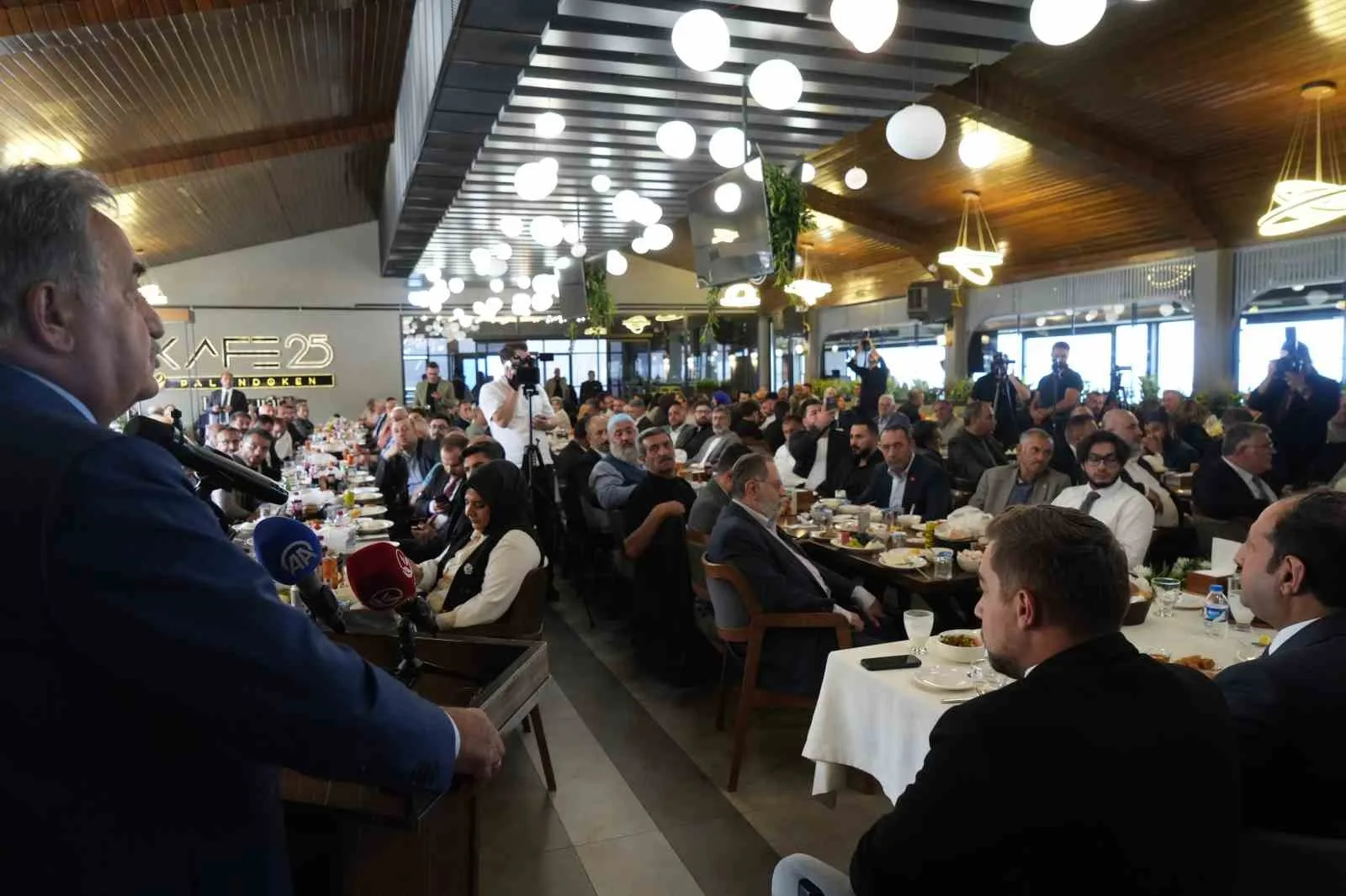 AK PARTİ GENEL BAŞKAN YARDIMCISI VE SİYASİ VE HUKUKİ İŞLER BAŞKANI HAYATİ YAZICI'NIN KATILIMIYLA ERZURUM'DA BİR RESTORANDA SİVİL TOPLUM KURULUŞU VE KANAAT ÖNDERLERİ TOPLANTISI DÜZENLENDİ.