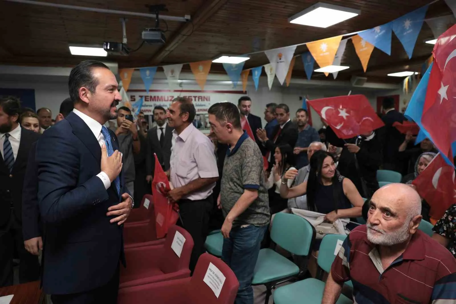 AK PARTİ GENEL BAŞKAN YARDIMCISI VE TÜRK DEVLETLERİ İLE İLİŞKİLER BAŞKANI KÜRŞAD ZORLU, "ANA MUHALEFET KENDİ İÇERİSİNDEN BAŞKA BİR MUHALEFET ÇIKARDI. BİR SİYASİ VAKUM İÇERİSİNDE OLDUKLARINI GÖRÜYORUM" DEDİ.