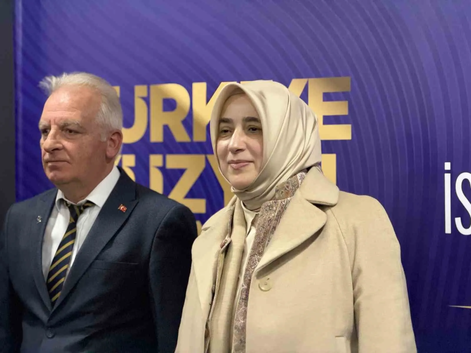 AK PARTİ GRUP BAŞKANVEKİLİ ÖZLEM ZENGİN, KAMUOYUNUN GÜNDEMİNDEKİ KONUYA İLİŞKİN HUKUKİ VE İDARİ SÜREÇLERİN YAKINDAN TAKİP EDİLDİĞİNİ BELİRTEREK, “TEŞKİLATIN HANGİ KADEMESİNDE OLURSA OLSUN YANLIŞ YAPILDIĞI TAKDİRDE BUNUN YAPTIRIMI, CEZASI OLACAKTIR. YANLIŞ YAPAN HER KİM VARSA BUNUNLA İLGİLİ HESABINI VERECEK” DEDİ.