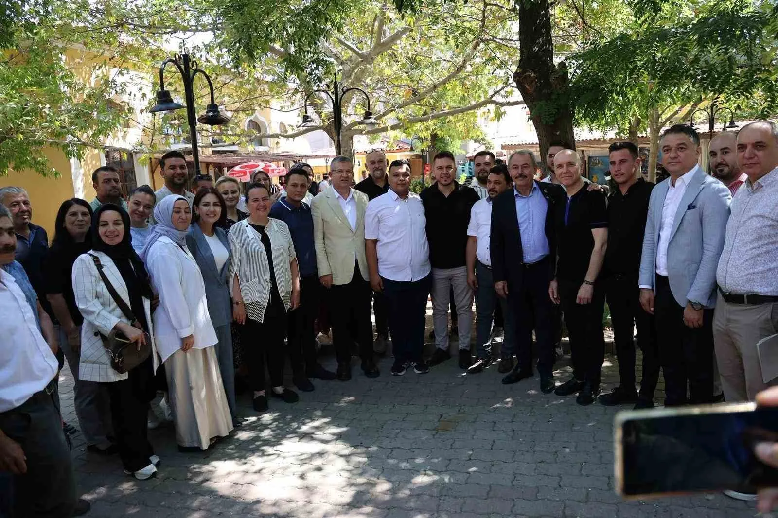 AK PARTİ DENİZLİ İL BAŞKANI MUHAMMET SUBAŞIOĞLU, BULDAN İLÇESİNİ ZİYARET ETTİ. BAŞKAN SUBAŞIOĞLU, "DENİZLİ'MİZİN HER KÖŞESİNDE HEMŞEHRİLERİMİZLE İÇ İÇE OLMAYI SÜRDÜRÜYORUZ. BULDANLI ÜRETİCİMİZİN, ESNAFIMIZIN VE HEMŞEHRİLERİMİZİN BEKLENTİLERİNİ DİNLEDİK, ÇÖZÜMÜ İÇİN GEREKLİ GİRİŞİMLERİ BAŞLATTIK" DEDİ.