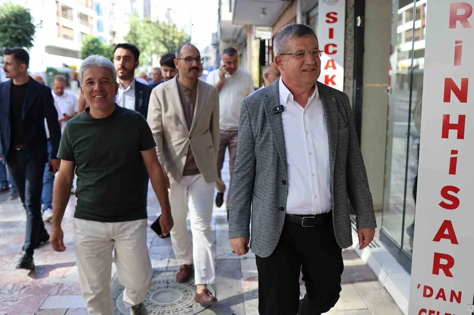 AK PARTİ DENİZLİ İL BAŞKANI MUHAMMET SUBAŞIOĞLU, KENTİN EN İŞLEK NOKTALARINDAN BİRİ OLAN İSTİKLAL CADDESİ’NDE ESNAF ZİYARETİNDE BULUNDU. ZİYARET SIRASINDA CADDE ESNAFI, DENİZLİ BÜYÜKŞEHİR BELEDİYESİ TARAFINDAN HAYATA GEÇİRİLEN YENİ ULAŞIM VE GÜZERGÂH PLANLAMASINA TEPKİ GÖSTEREREK YAŞADIKLARI SIKINTILARI SUBAŞIOĞLU’NA İLETTİ.