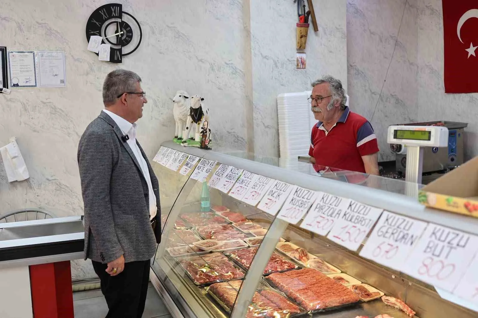 AK PARTİ DENİZLİ İL BAŞKANI MUHAMMET SUBAŞIOĞLU, KENTİN EN İŞLEK NOKTALARINDAN BİRİ OLAN İSTİKLAL CADDESİ’NDE ESNAF ZİYARETİNDE BULUNDU. ZİYARET SIRASINDA CADDE ESNAFI, DENİZLİ BÜYÜKŞEHİR BELEDİYESİ TARAFINDAN HAYATA GEÇİRİLEN YENİ ULAŞIM VE GÜZERGÂH PLANLAMASINA TEPKİ GÖSTEREREK YAŞADIKLARI SIKINTILARI SUBAŞIOĞLU’NA İLETTİ.