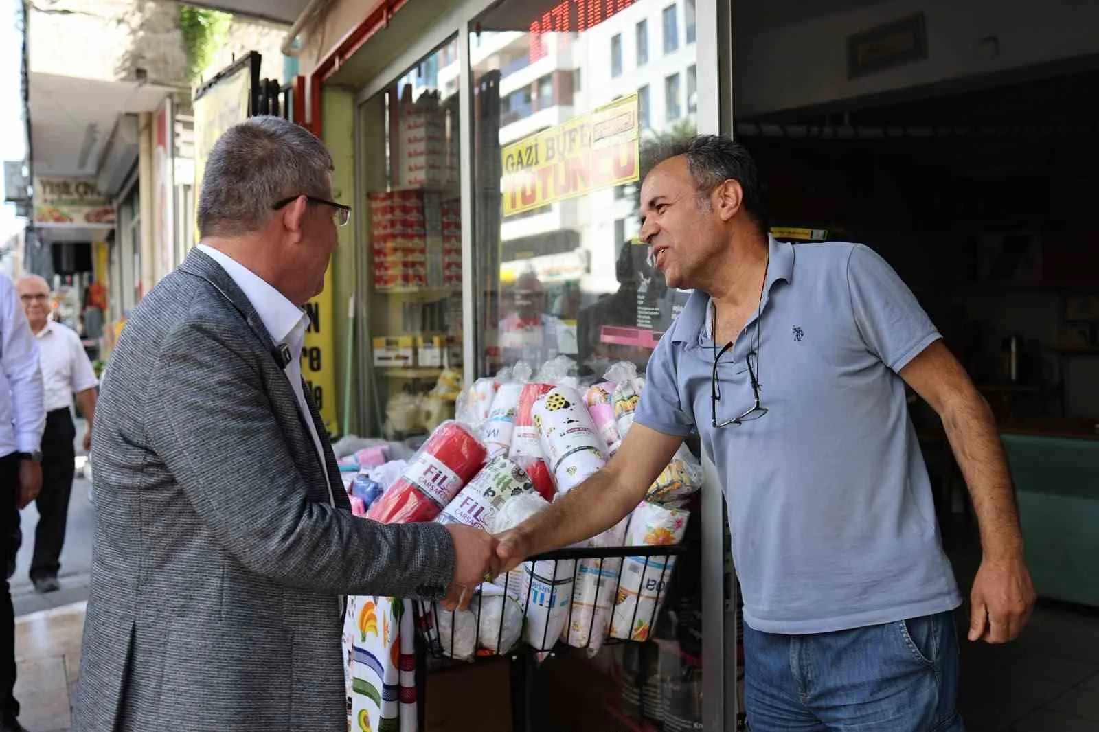 AK PARTİ DENİZLİ İL BAŞKANI MUHAMMET SUBAŞIOĞLU, KENTİN EN İŞLEK NOKTALARINDAN BİRİ OLAN İSTİKLAL CADDESİ’NDE ESNAF ZİYARETİNDE BULUNDU. ZİYARET SIRASINDA CADDE ESNAFI, DENİZLİ BÜYÜKŞEHİR BELEDİYESİ TARAFINDAN HAYATA GEÇİRİLEN YENİ ULAŞIM VE GÜZERGÂH PLANLAMASINA TEPKİ GÖSTEREREK YAŞADIKLARI SIKINTILARI SUBAŞIOĞLU’NA İLETTİ.