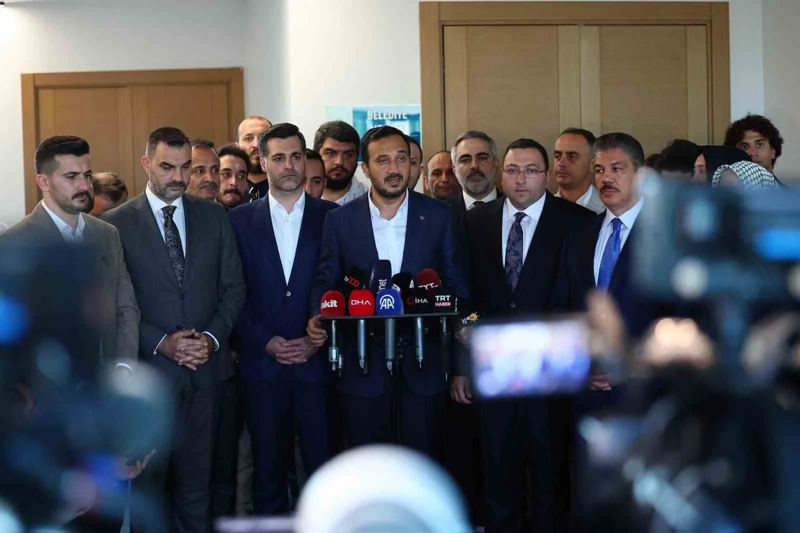 AK PARTİ İSTANBUL İL BAŞKANI ABDULLAH ÖZDEMİR VE ÜSKÜDAR BELEDİYE BAŞKANVEKİLİ SEÇİLEN CUMHUR İTTİFAKI ADAYI DÜNDAR ZİYA GÜLTEKİN, ÜSKÜDAR BELEDİYE BAŞKANVEKİLLİĞİ SEÇİMLERİNİN ARDINDAN BASIN AÇIKLAMASI GERÇEKLEŞTİRDİ.