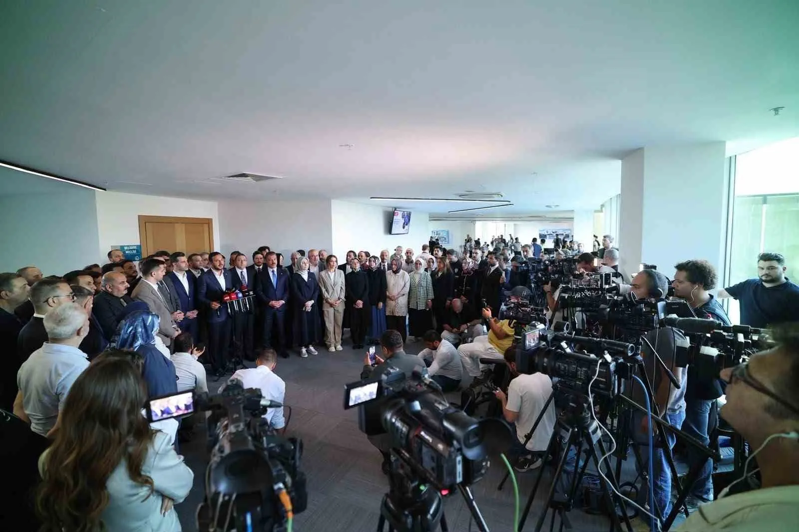 AK PARTİ İSTANBUL İL BAŞKANI ABDULLAH ÖZDEMİR VE ÜSKÜDAR BELEDİYE BAŞKANVEKİLİ SEÇİLEN CUMHUR İTTİFAKI ADAYI DÜNDAR ZİYA GÜLTEKİN, ÜSKÜDAR BELEDİYE BAŞKANVEKİLLİĞİ SEÇİMLERİNİN ARDINDAN BASIN AÇIKLAMASI GERÇEKLEŞTİRDİ.