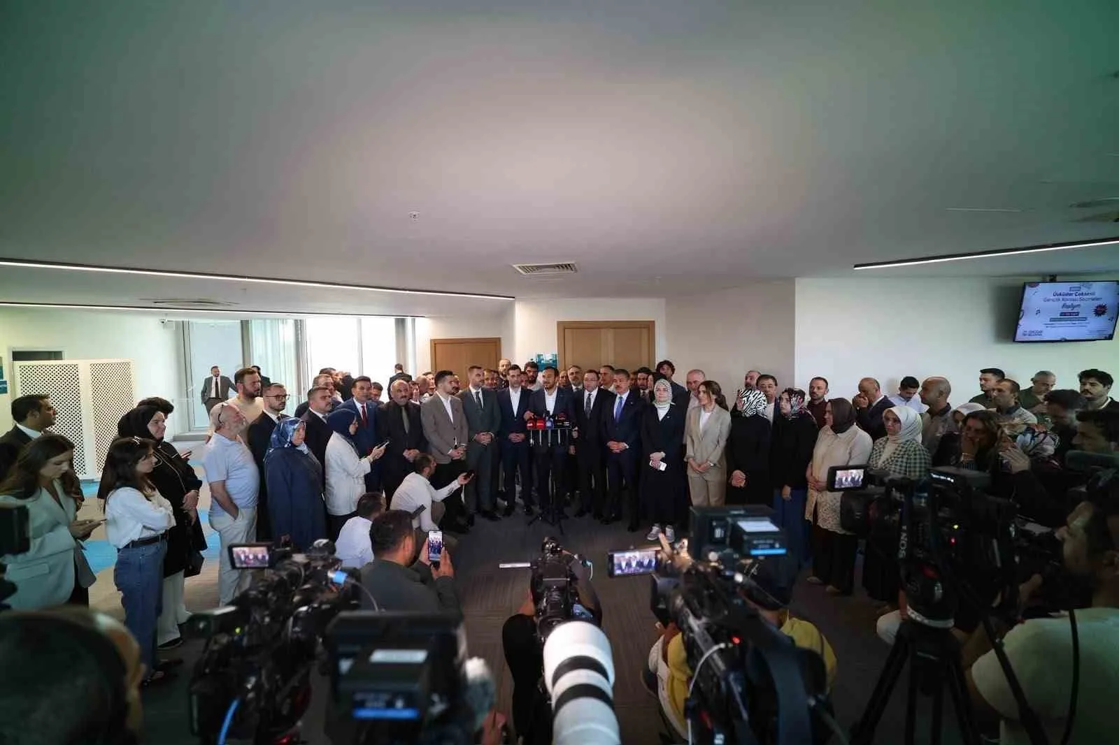 AK PARTİ İSTANBUL İL BAŞKANI ABDULLAH ÖZDEMİR VE ÜSKÜDAR BELEDİYE BAŞKANVEKİLİ SEÇİLEN CUMHUR İTTİFAKI ADAYI DÜNDAR ZİYA GÜLTEKİN, ÜSKÜDAR BELEDİYE BAŞKANVEKİLLİĞİ SEÇİMLERİNİN ARDINDAN BASIN AÇIKLAMASI GERÇEKLEŞTİRDİ.