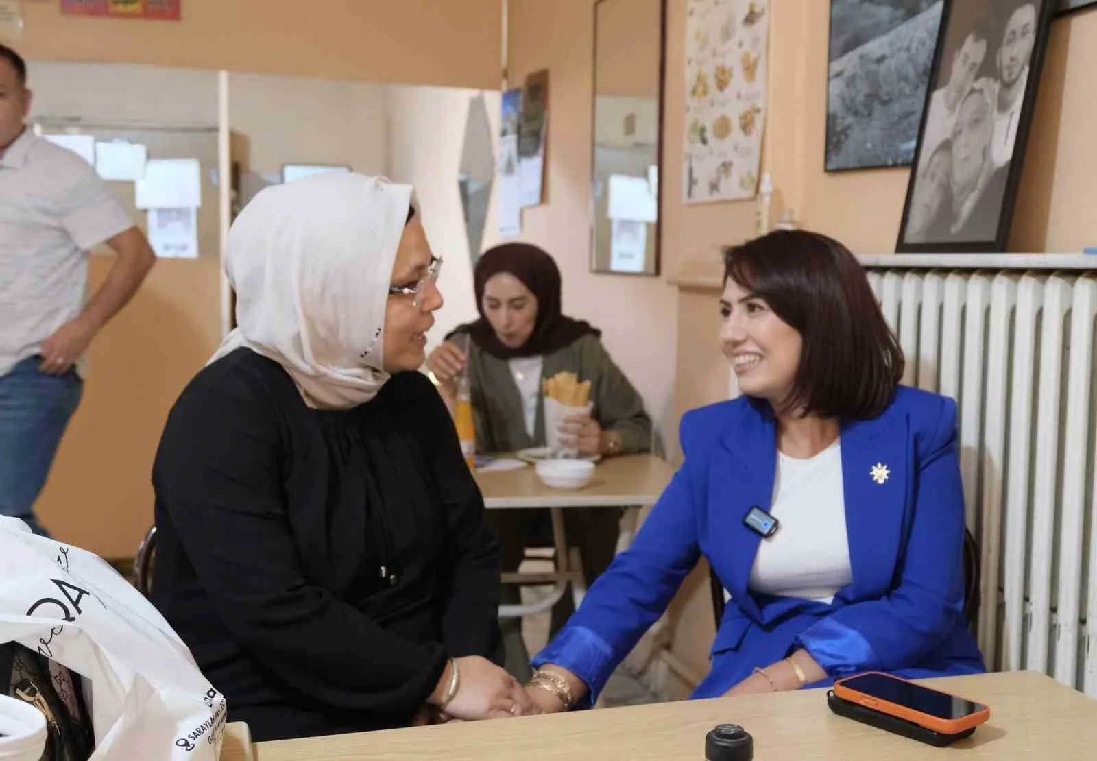 AK PARTİ DENİZLİ İL KADIN KOLLARI BAŞKANI HİLAL TÜTÜNCÜ VE BERABERİNDEKİ HEYET, BAYRAMYERİ’NDE ESNAFI ZİYARET ETTİ. GERÇEKLEŞTİRİLEN ZİYARETLERDE ESNAFIN TALEP VE ÖNERİLERİ DİNLENİRKEN, GÜNDEME İLİŞKİN DEĞERLENDİRMELERDE BULUNULDU.
