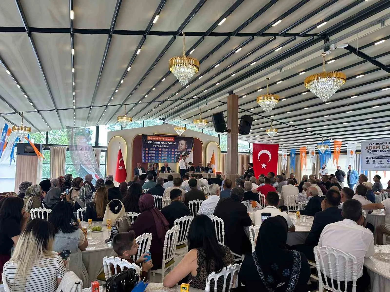 AK PARTİ KARS’TA İLÇE TEŞKİLATLARINI BULUŞTURDU: “BİRLİK VE BERABERLİK İÇİNDE ÇALIŞMAYA DEVAM EDECEĞİZ”(KARS-İHA)