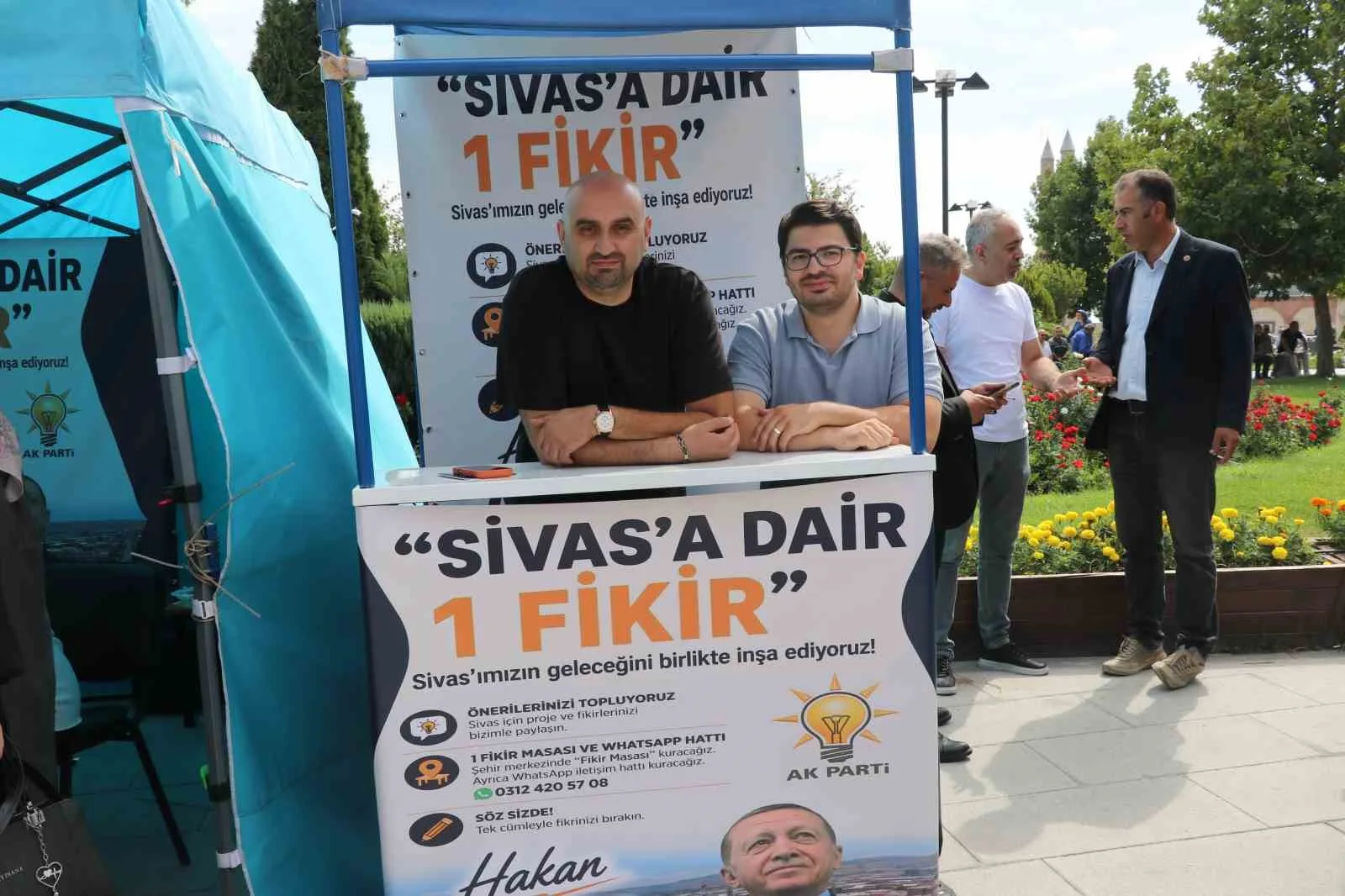 SİVAS’TA HİZMET ANLAYIŞINI VATANDAŞLARIN FİKİRLERİNE GÖRE YÖNLENDİRMEK İSTEYEN AK PARTİ SİVAS TEŞKİLATI “SİVAS’A DAİR BİR FİKİR” PROJESİYLE KENT MEYDANINDA STANT AÇTI.
