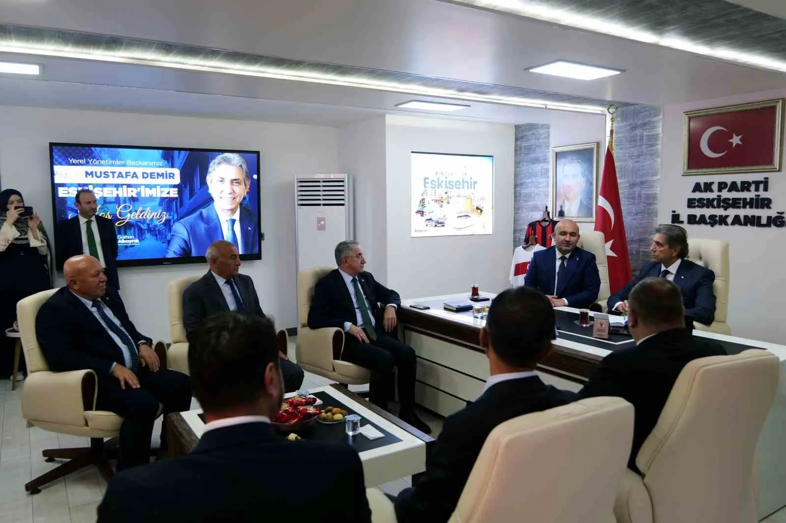 AK PARTİ ESKİŞEHİR İL BAŞKANLIĞI’NDA, AK PARTİ GENEL BAŞKAN YARDIMCISI VE YEREL YÖNETİMLER BAŞKANI MUSTAFA DEMİR İLE YEREL YÖNETİMLER BÖLGE KOORDİNATÖRÜ MÜCAHİT YANILMAZ’IN KATILIMI İLE BİR TOPLANTI DÜZENLENDİ.